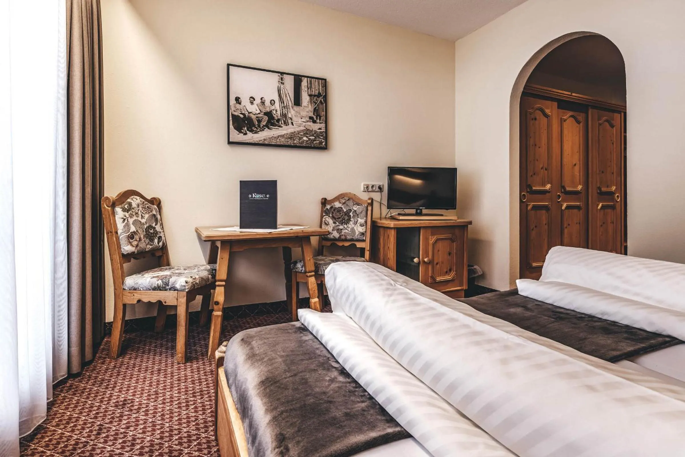 Seating area, Bed in Hotel Rose