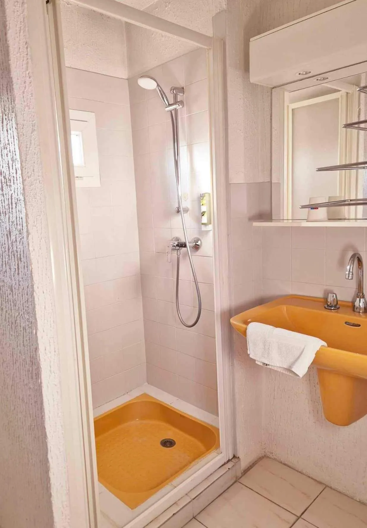 Shower in Logis Hôtel Le Mistral - Restaurant - Montélimar Sud