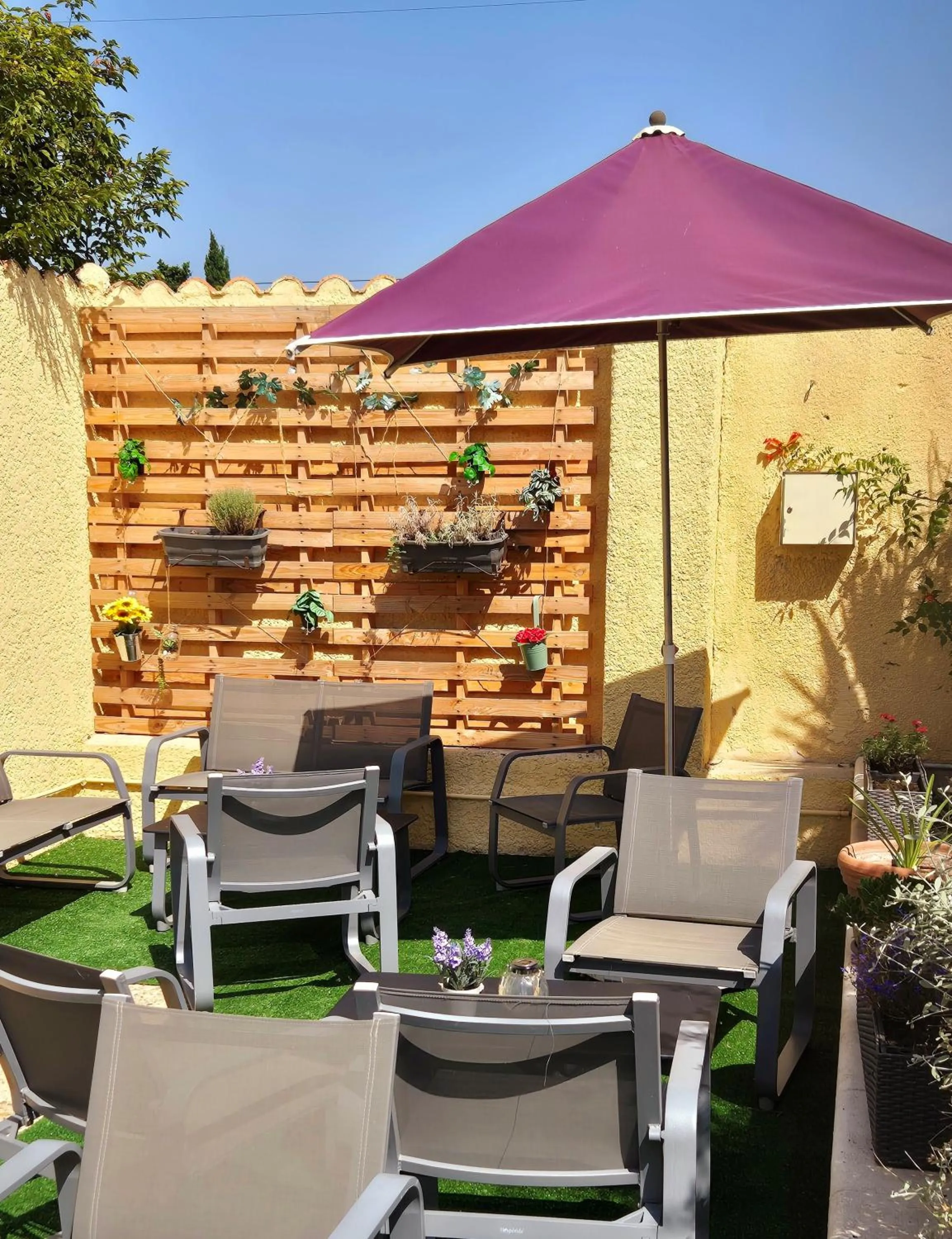 Patio in Logis Hôtel Le Mistral - Restaurant - Montélimar Sud