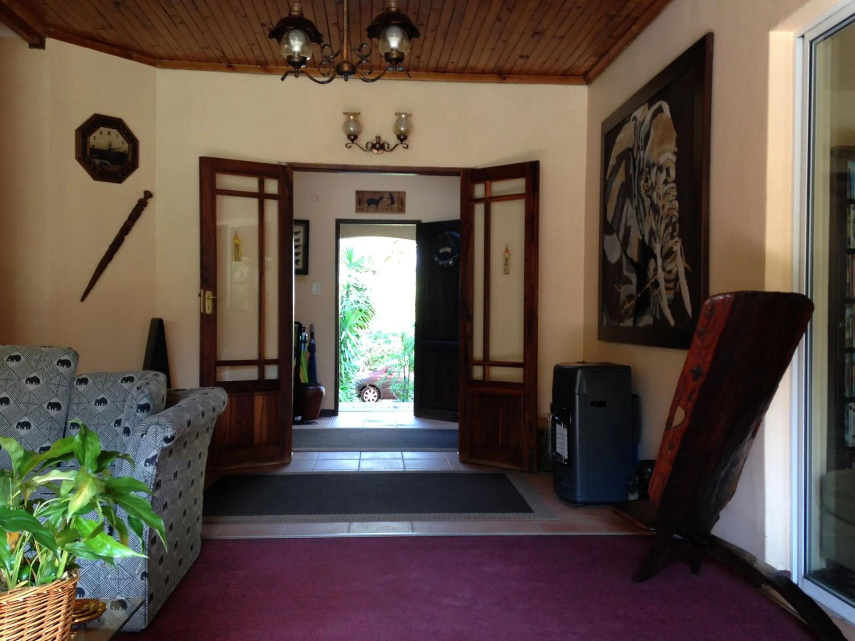 Communal lounge/ TV room, Bed in Ipe Tombe Guest Lodge - Midrand