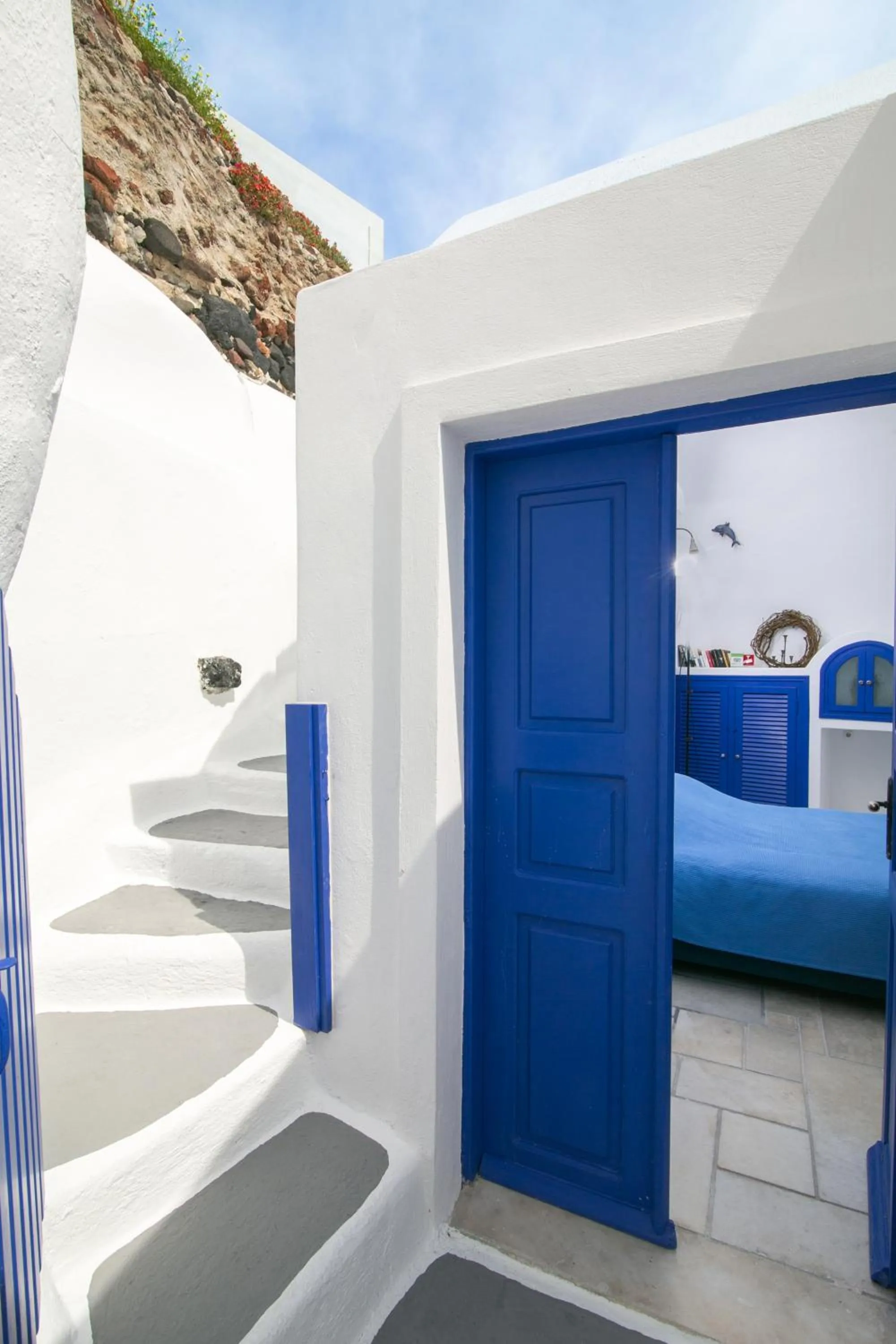 Facade/entrance, Bed in Ifestio Villas Oia