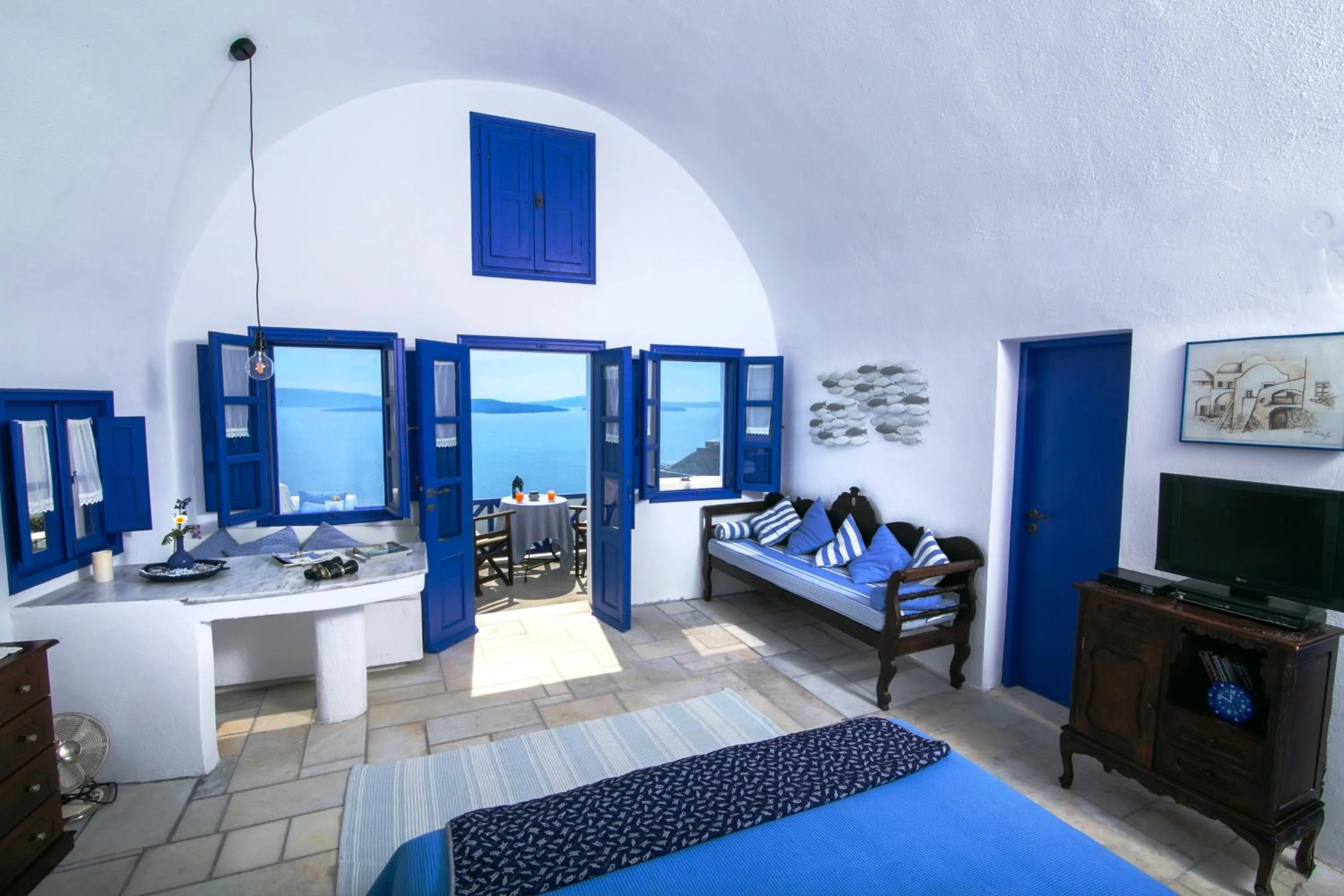 Photo of the whole room, Bed in Ifestio Villas Oia