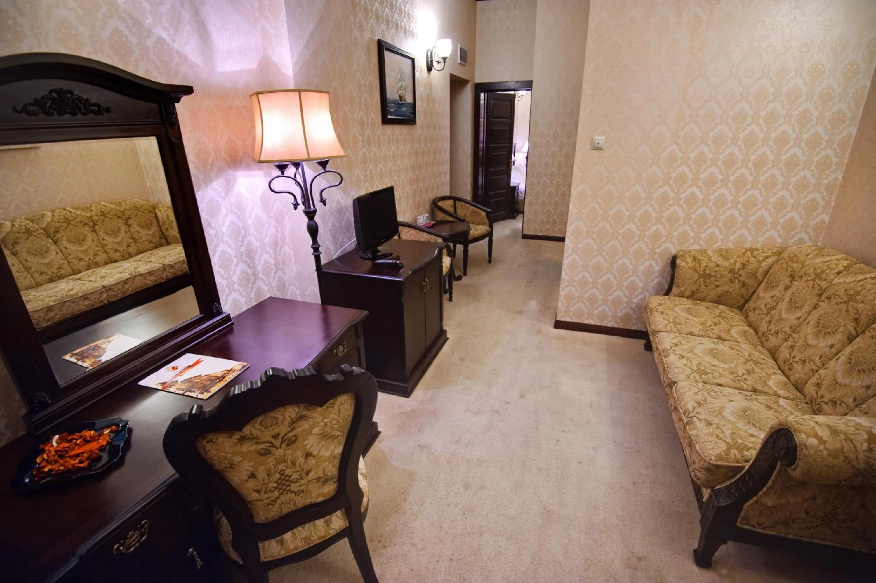 Photo of the whole room, Bed in Hotel Carol