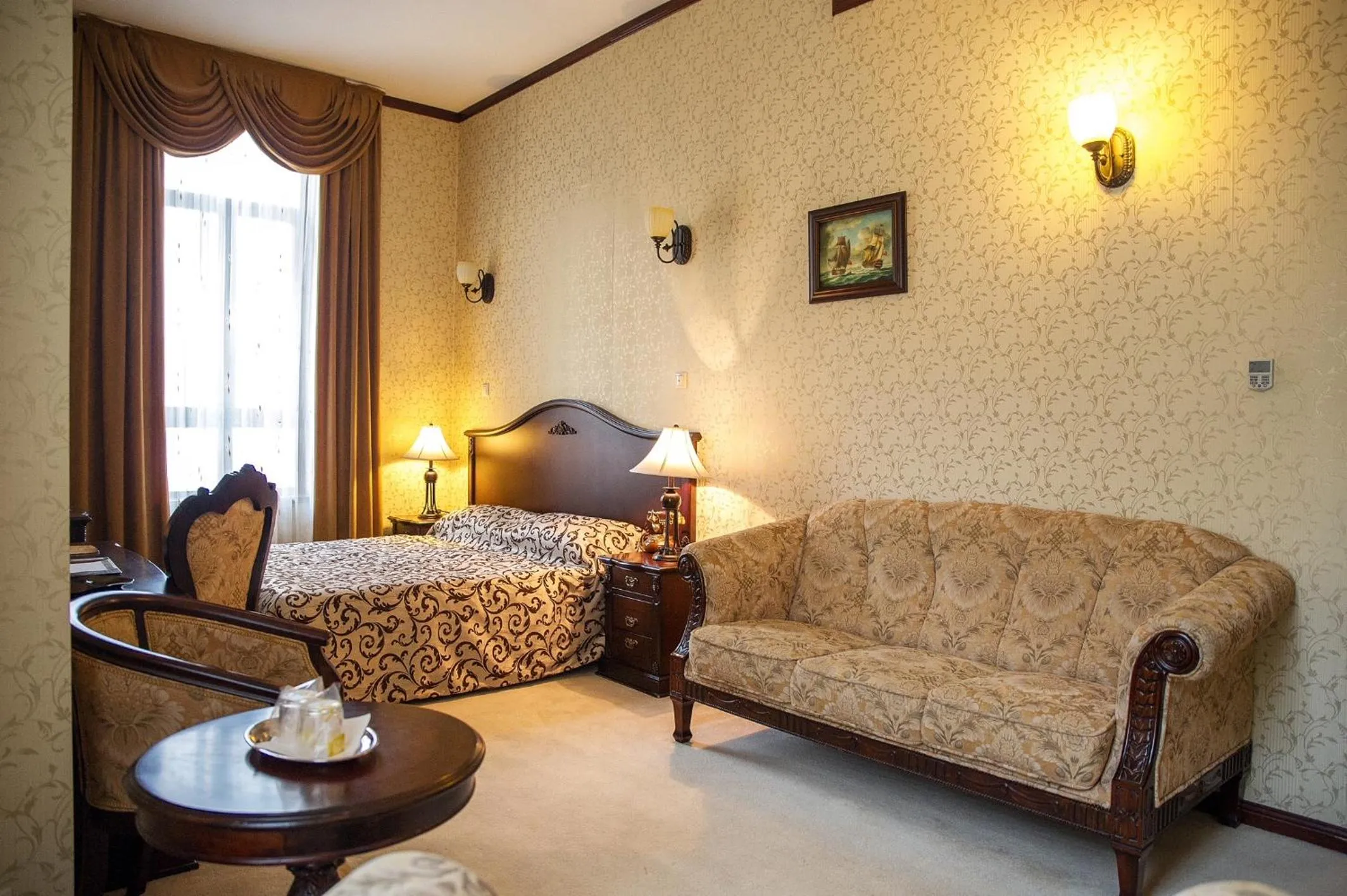 Photo of the whole room in Hotel Carol