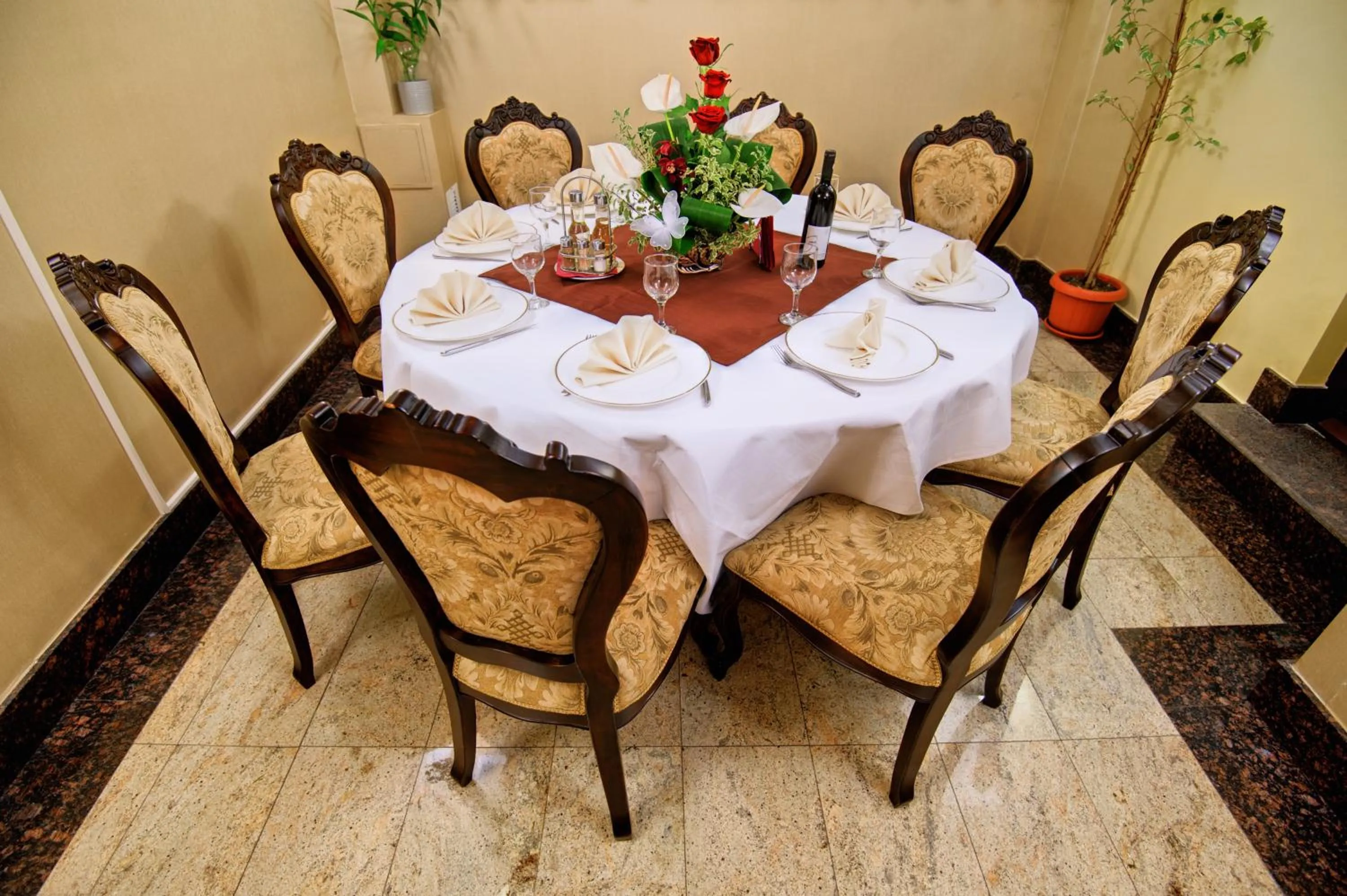 Restaurant/places to eat in Hotel Carol