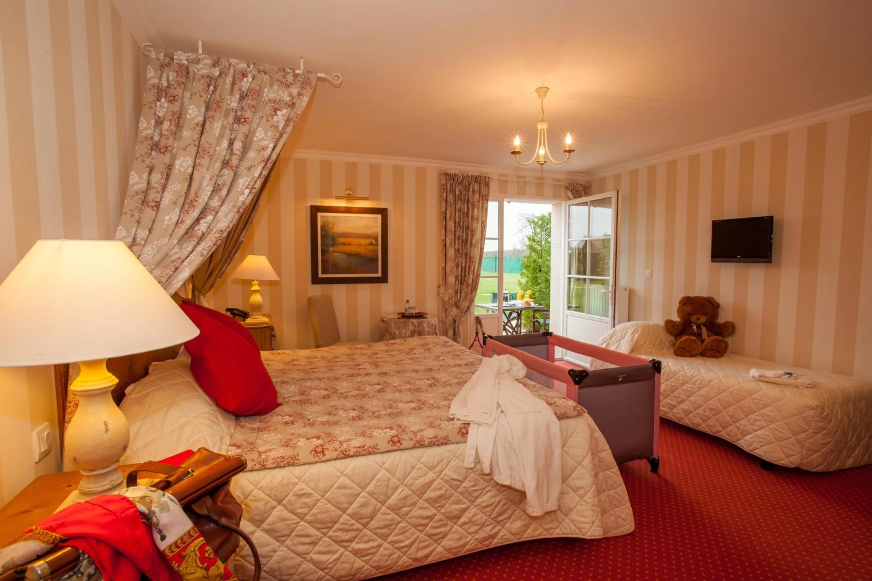 Bed in Logis Le Fleuray