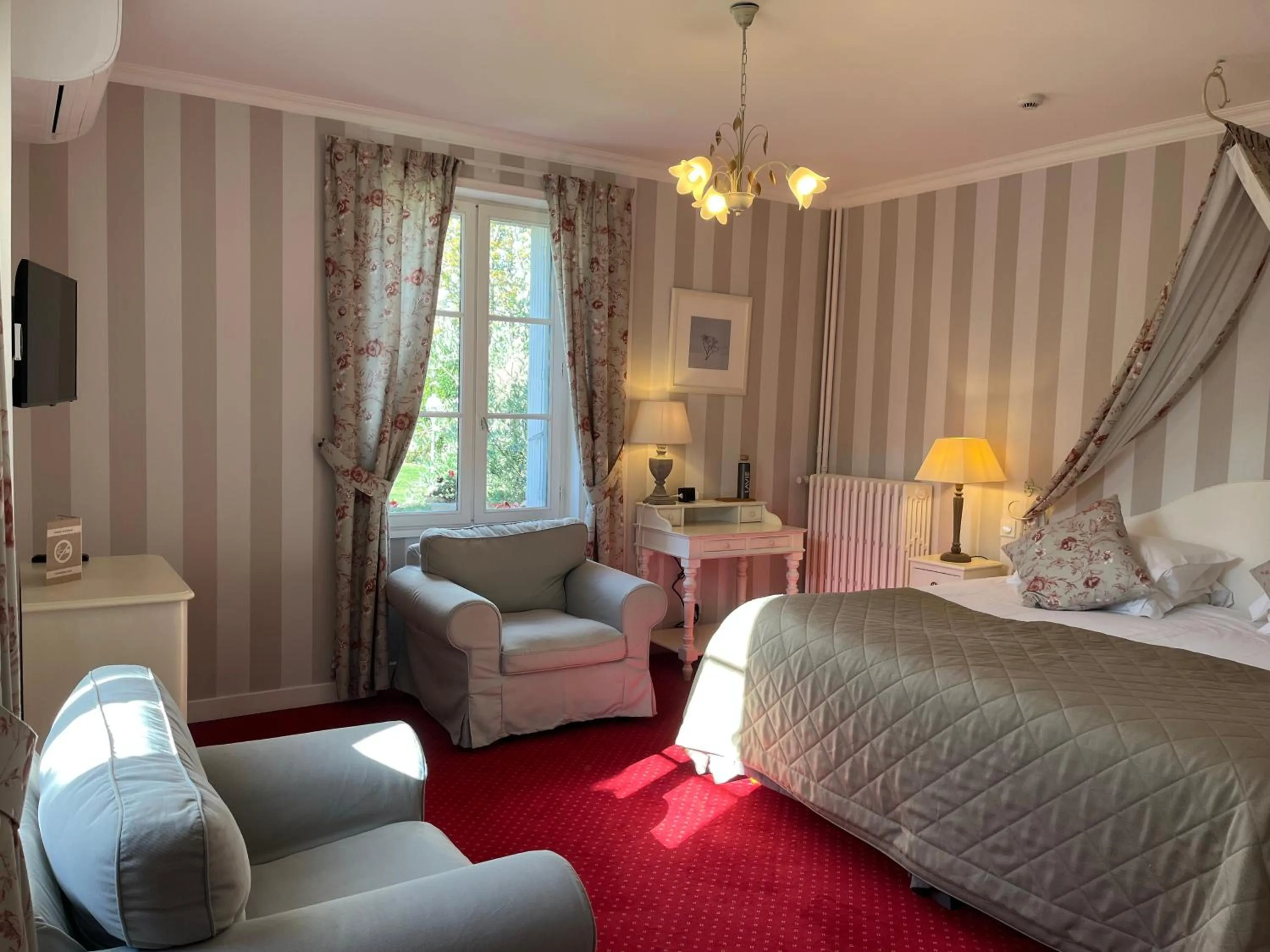 Photo of the whole room, Bed in Logis Le Fleuray