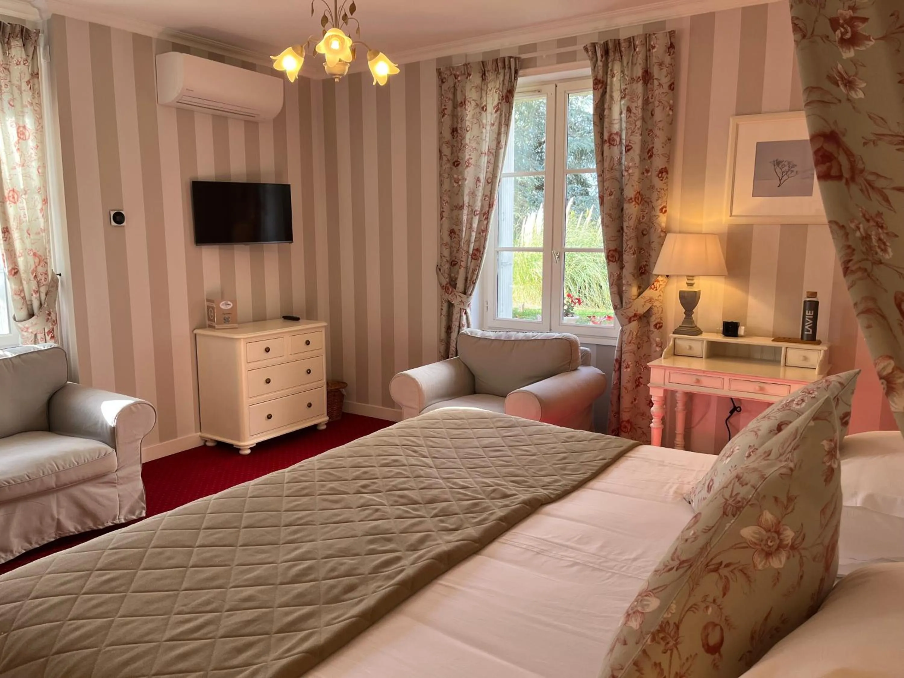 Photo of the whole room, Bed in Logis Le Fleuray