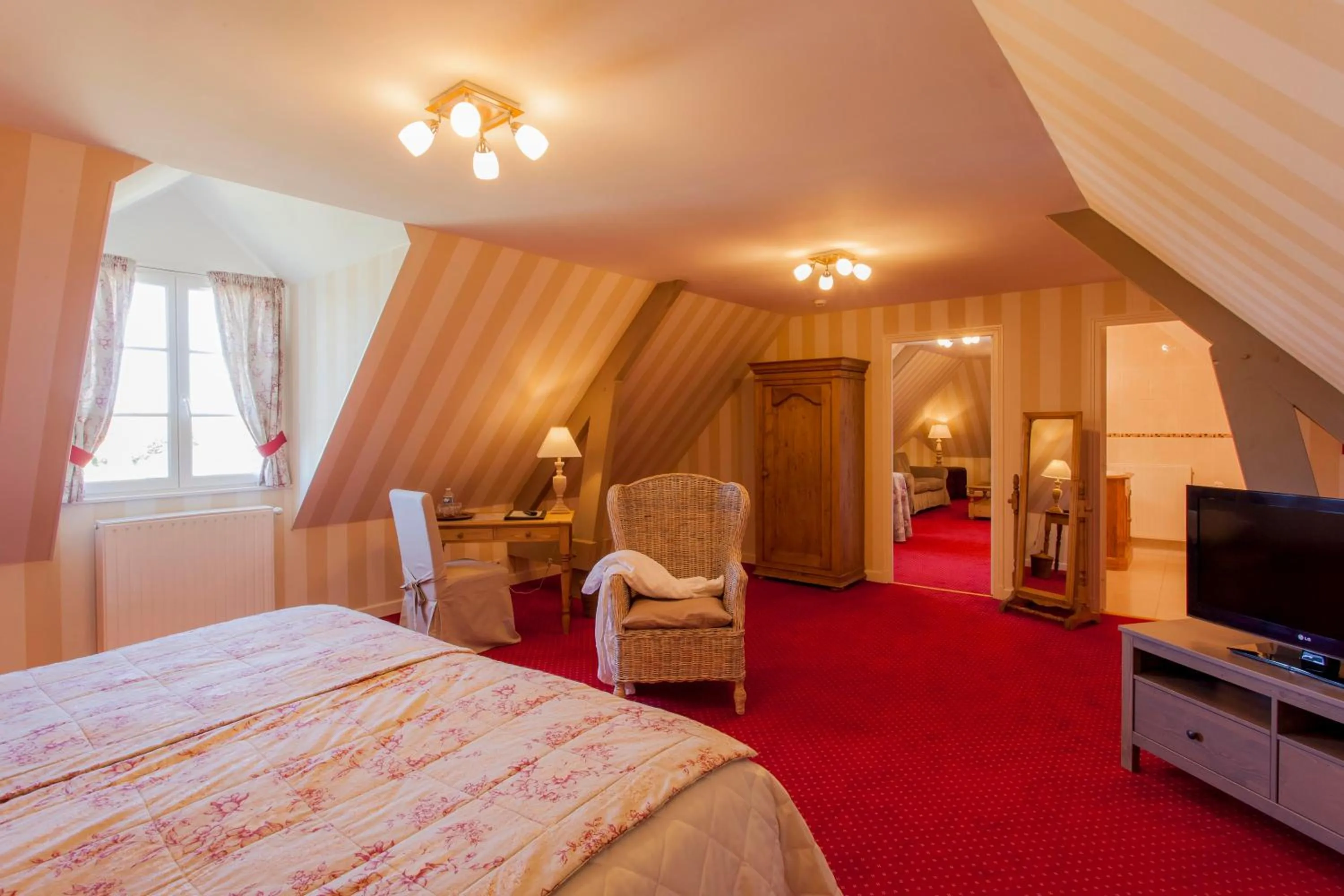 Photo of the whole room, Bed in Logis Le Fleuray