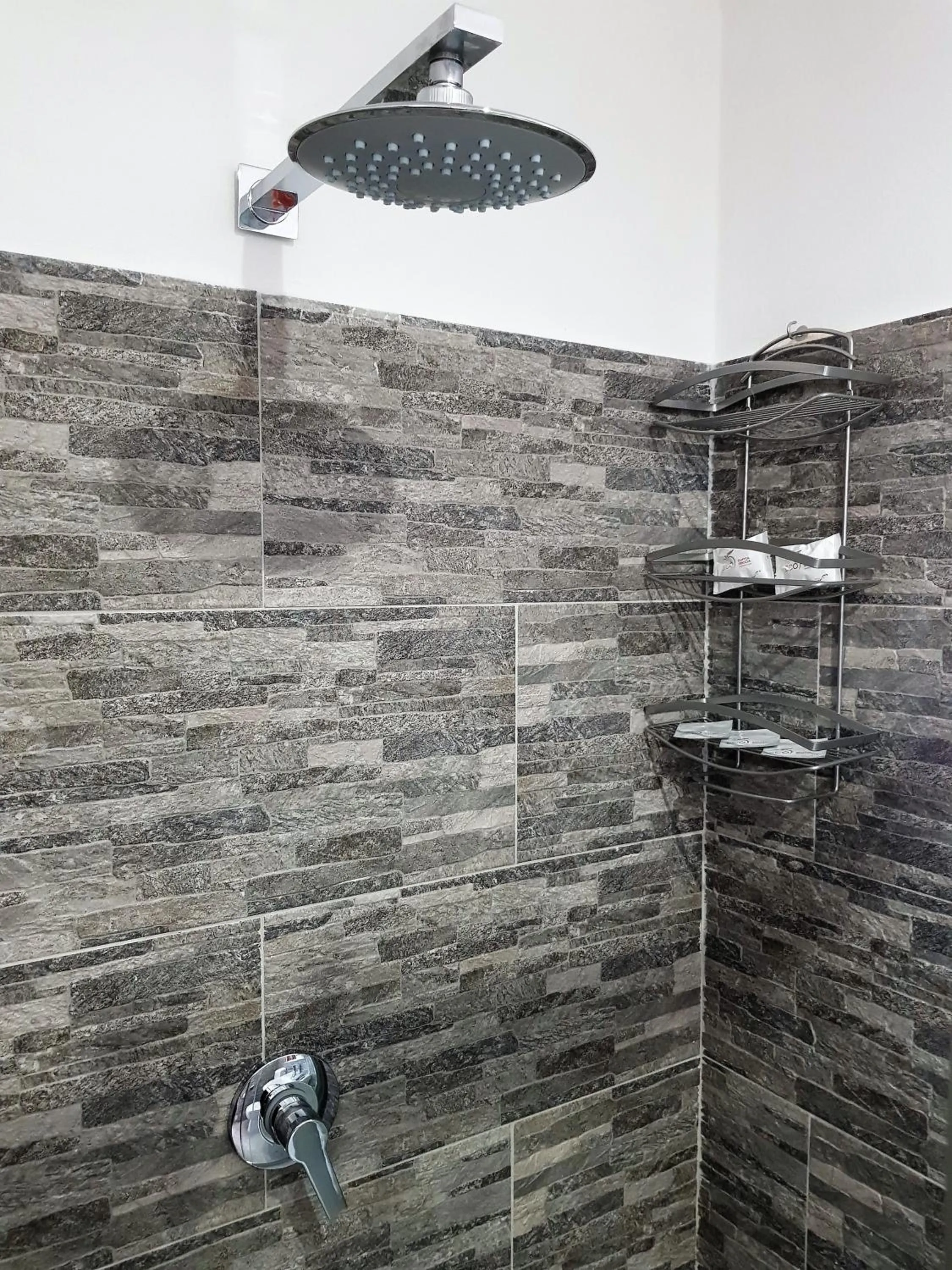 Shower in Guest House Il Faraone