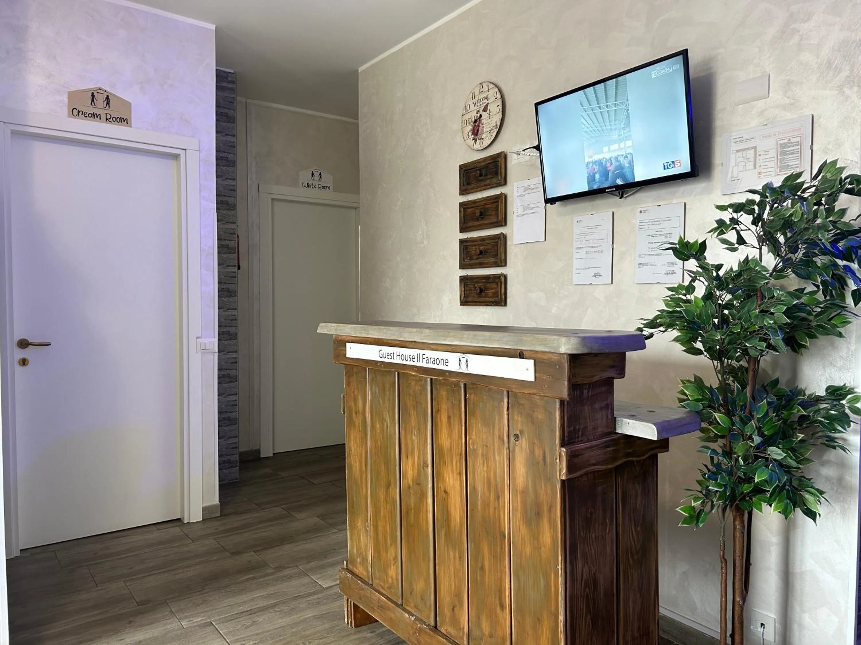 People in Guest House Il Faraone