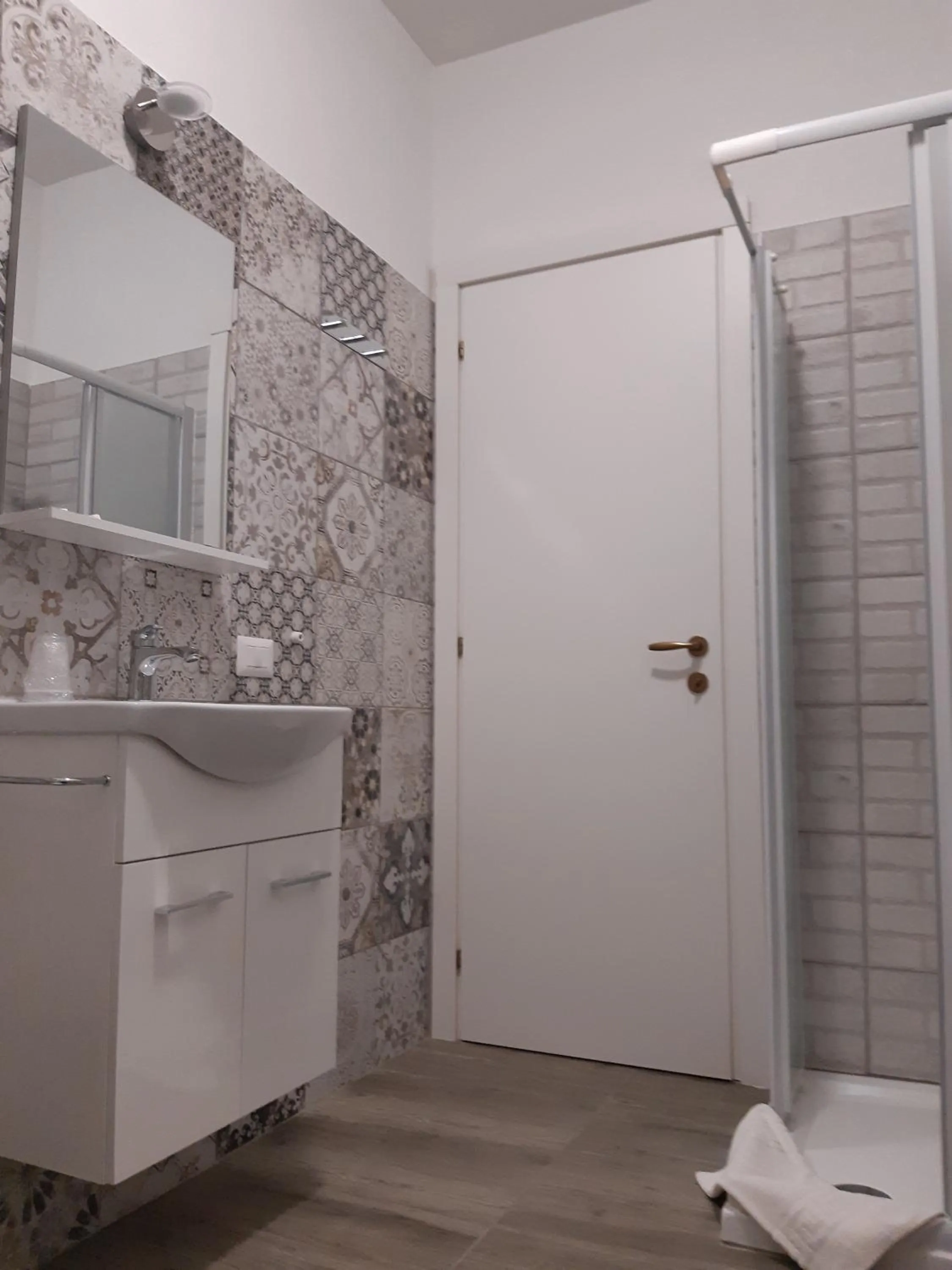 Shower in Guest House Il Faraone