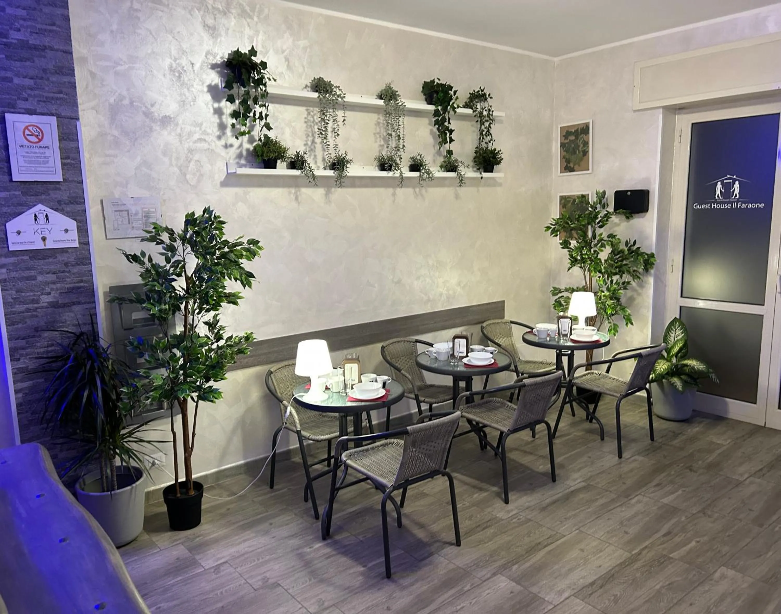 Communal lounge/ TV room in Guest House Il Faraone