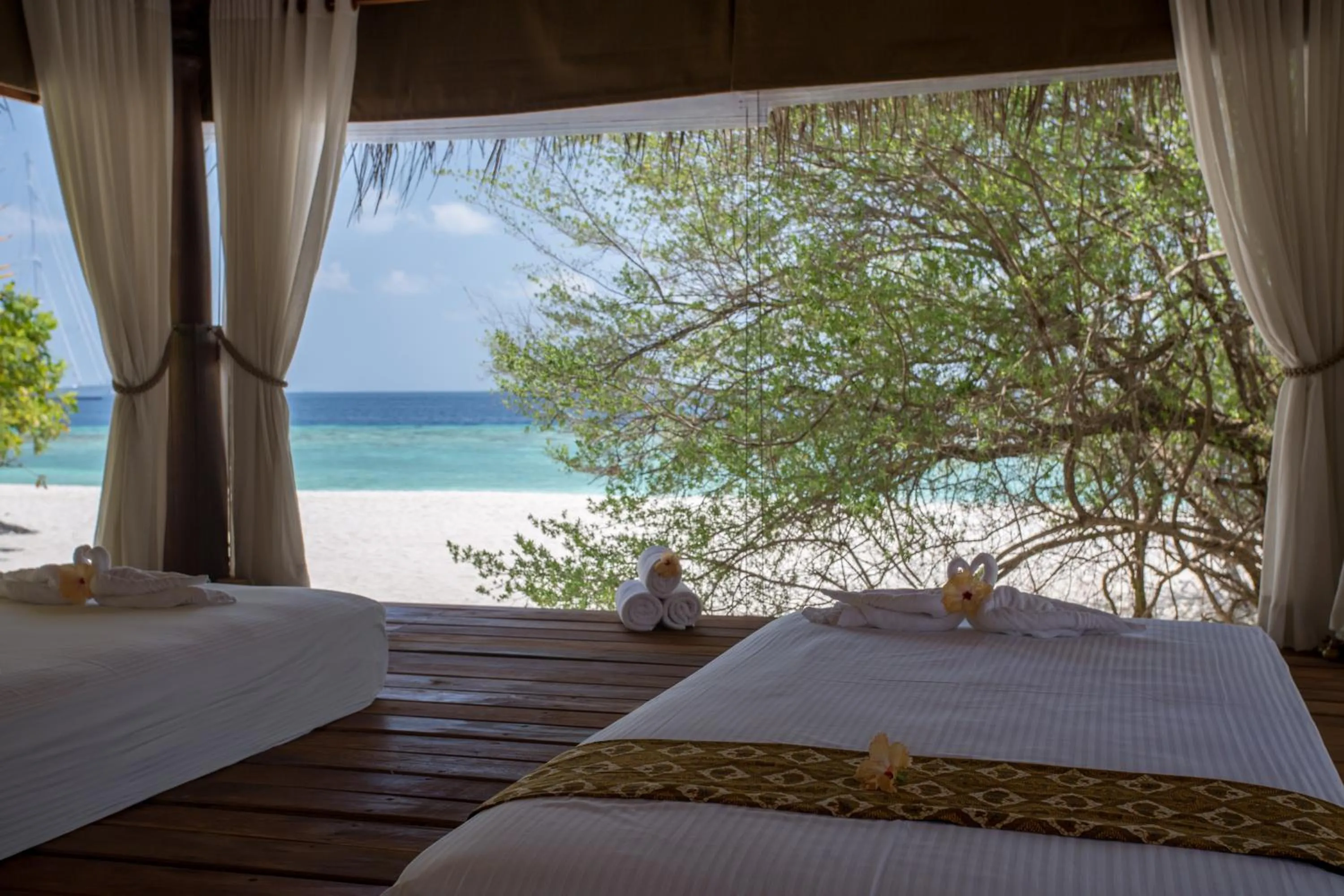 Spa and wellness centre/facilities, Bed in Malahini Kuda Bandos Resort
