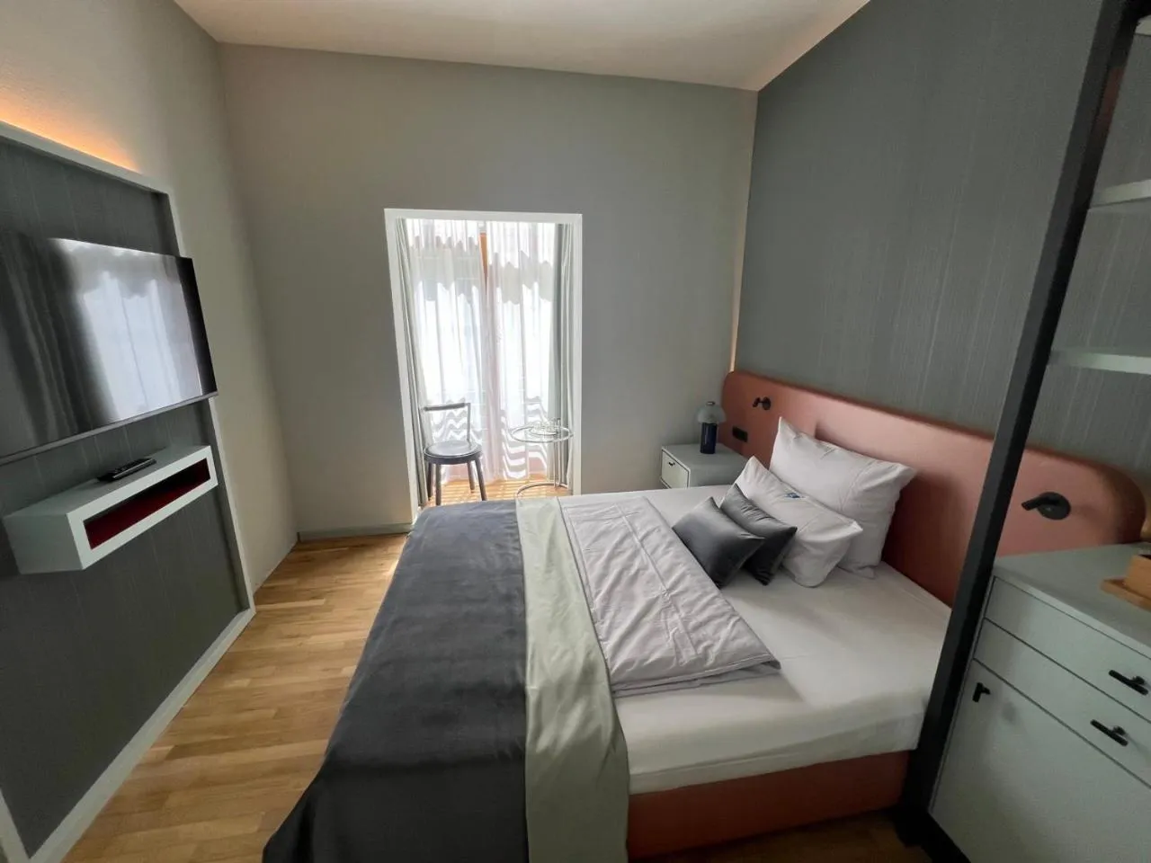 Photo of the whole room, Bed in Lint Hotel Köln