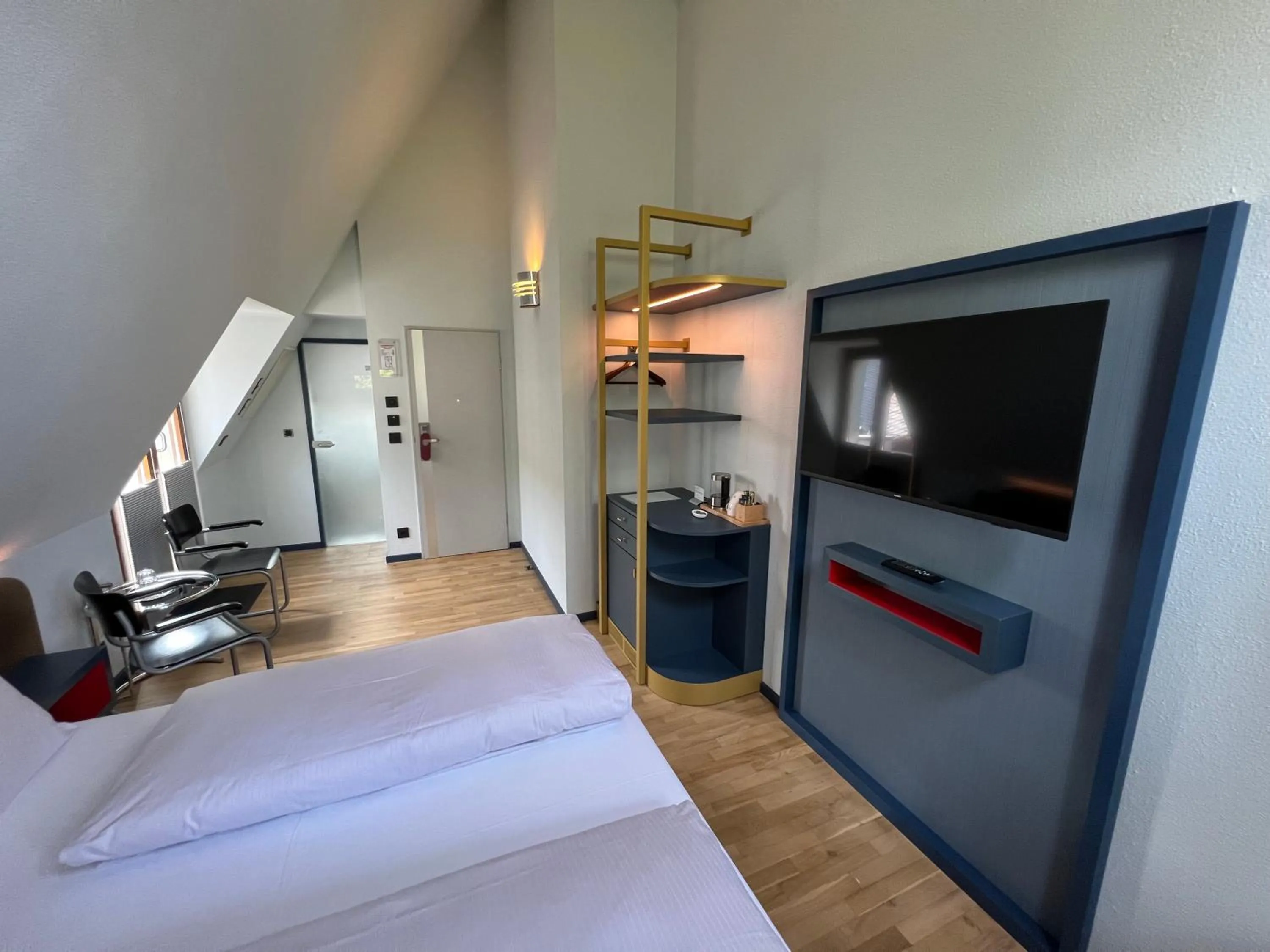 Photo of the whole room, Bed in Lint Hotel Köln