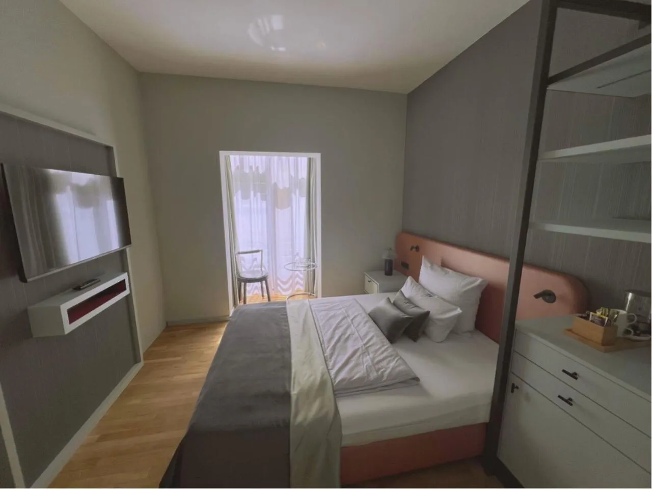 Photo of the whole room, Bed in Lint Hotel Köln