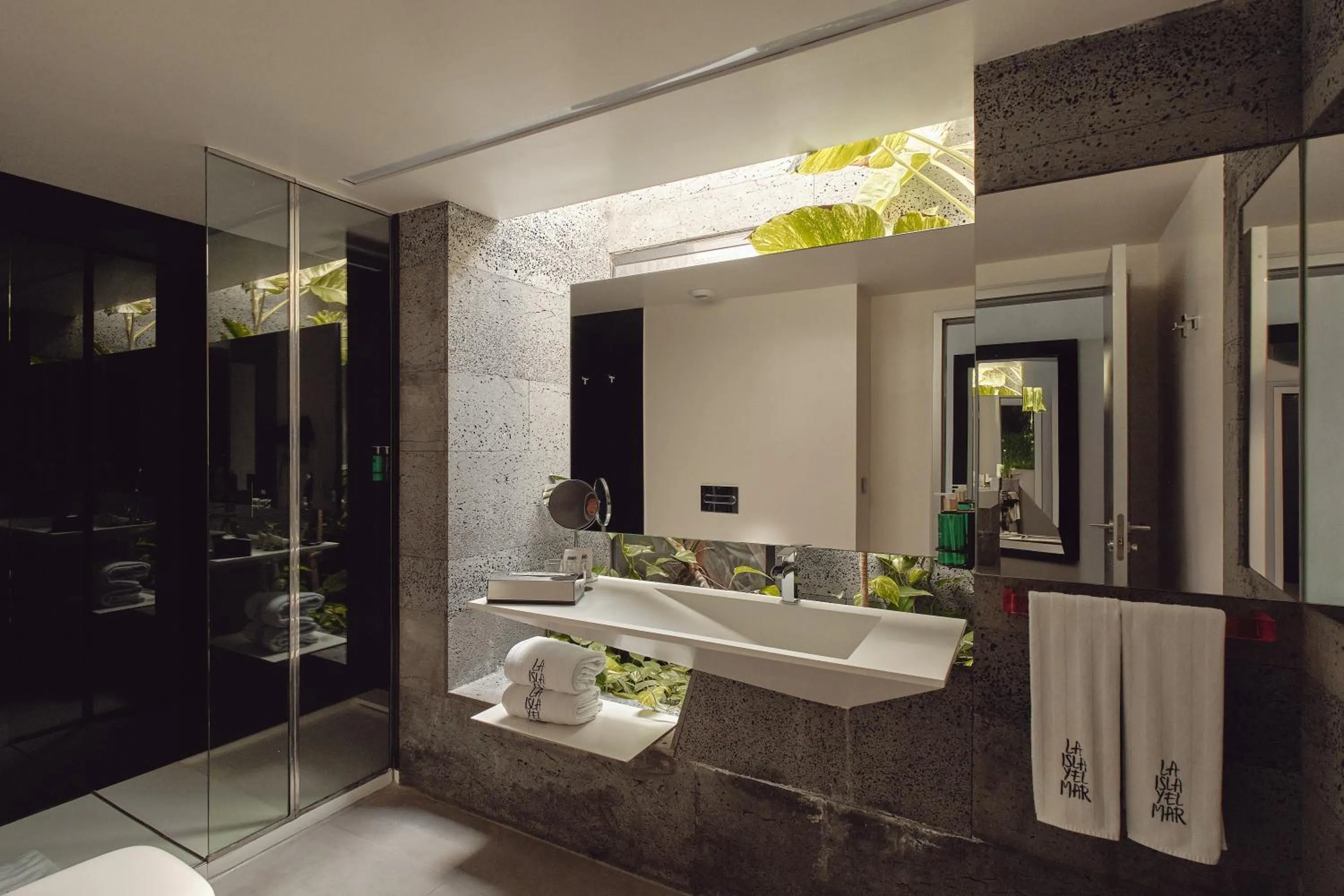 Shower in La Isla y el Mar, Hotel Boutique