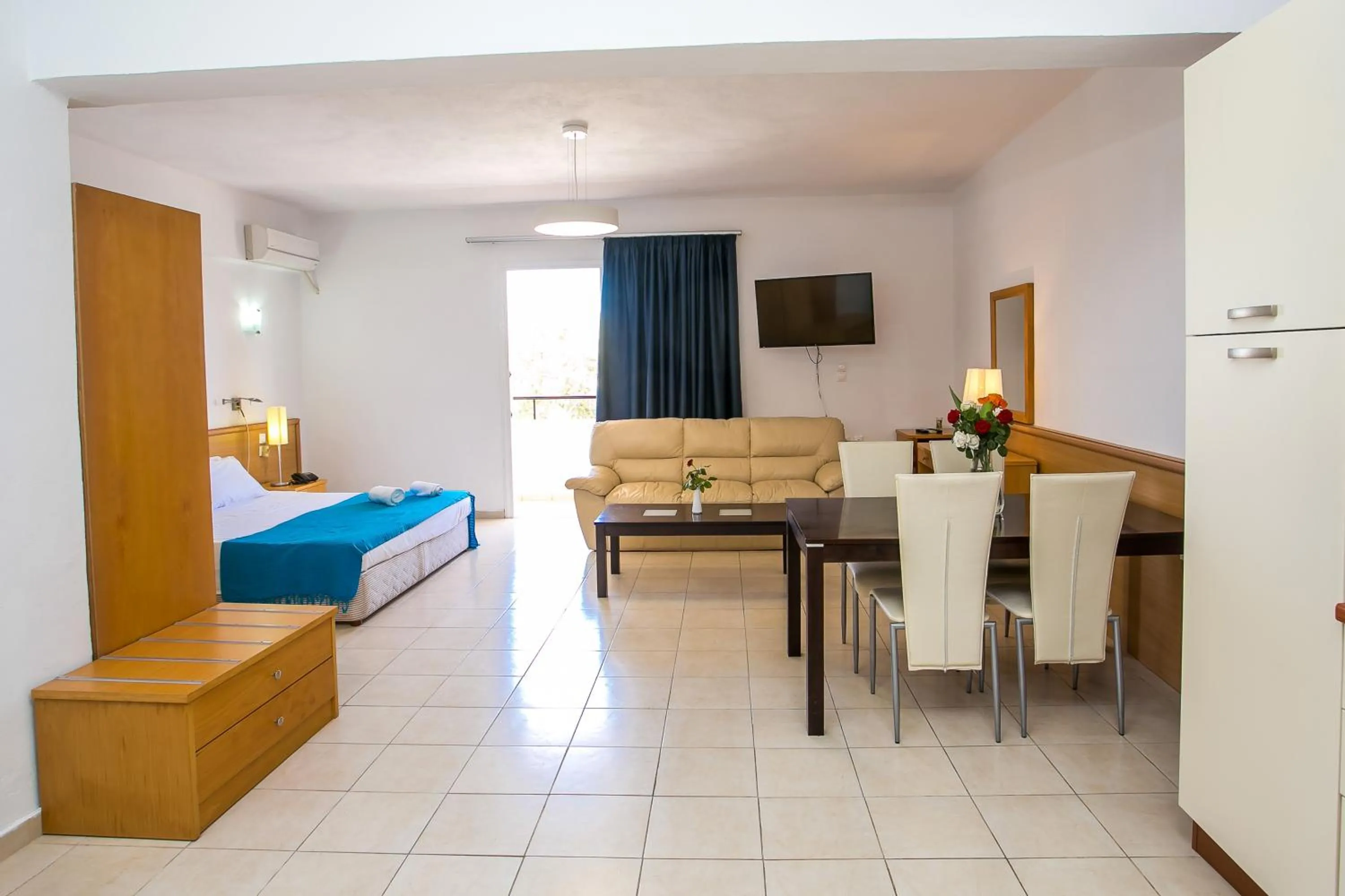 TV and multimedia, Bed in Mon Repos Hotel