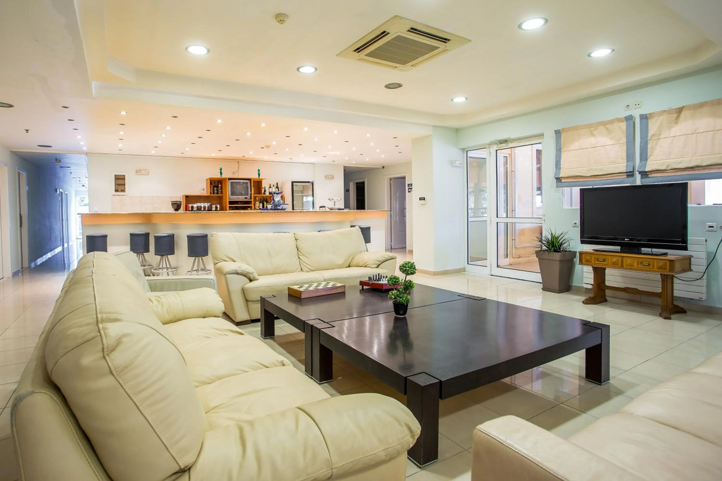 Communal lounge/ TV room in Mon Repos Hotel