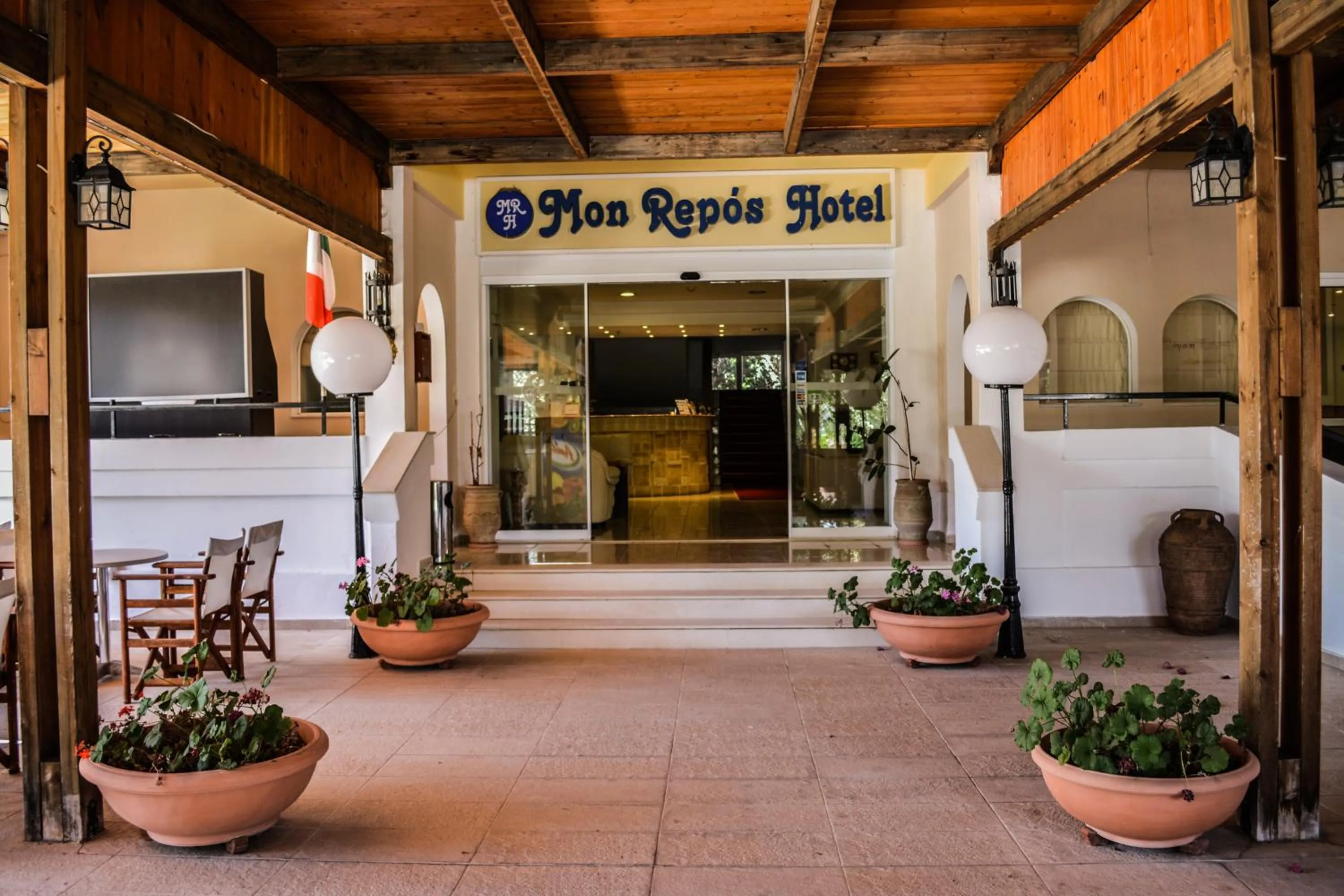 Area and facilities in Mon Repos Hotel