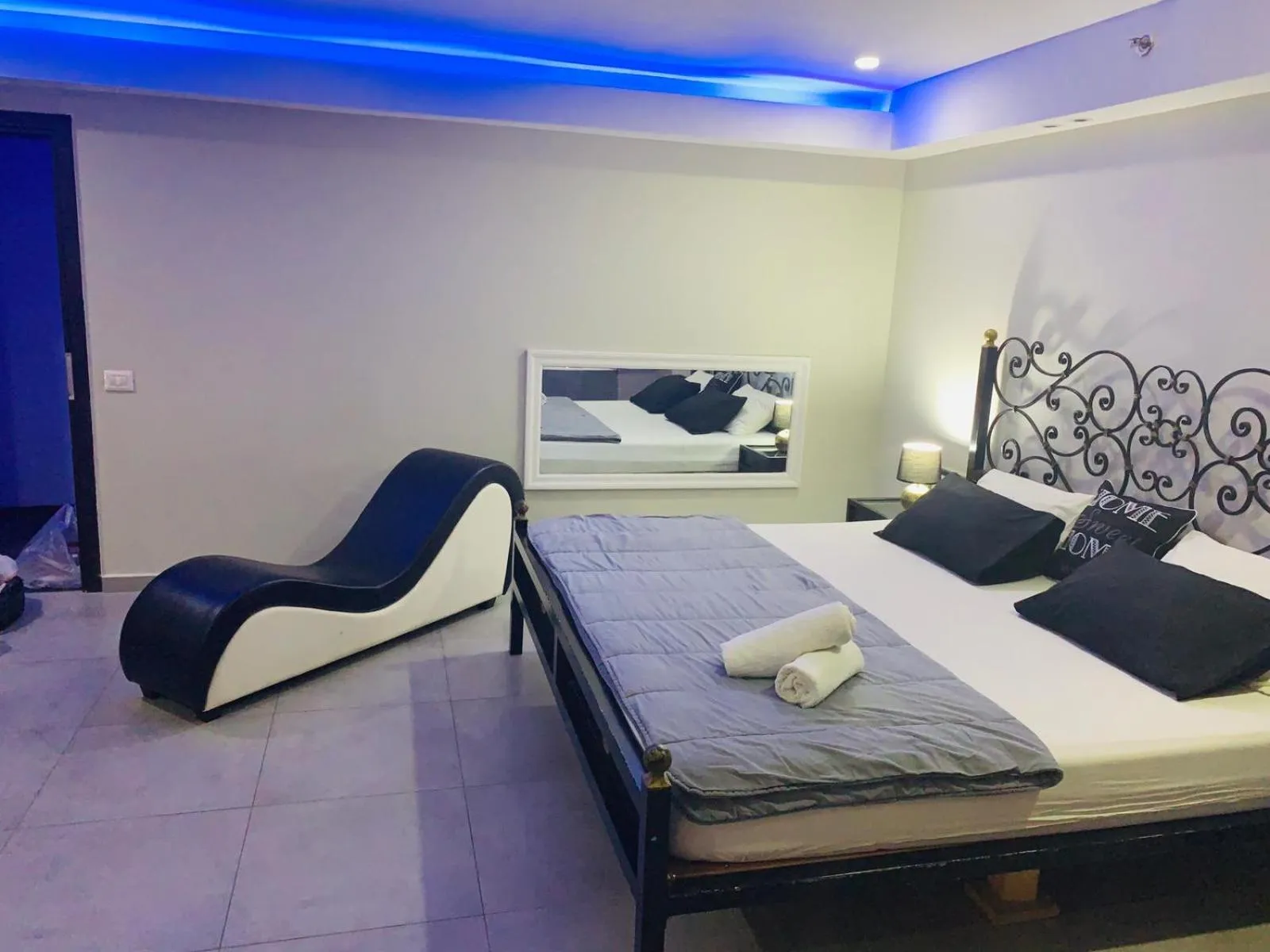 Photo of the whole room, Bed in Spat Rooms VIP