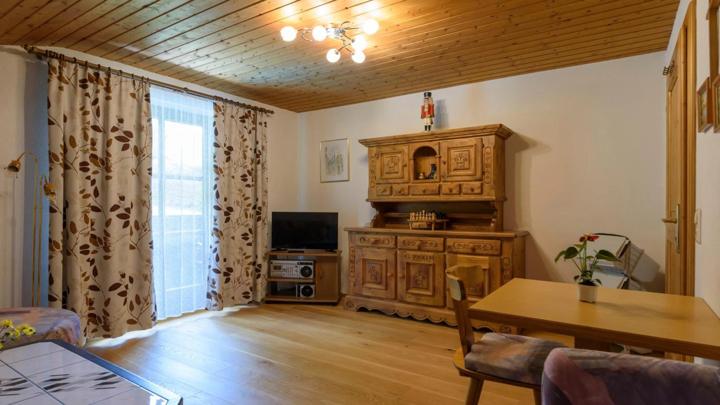 Communal lounge/ TV room in Hotel Landhaus Ausswinkl