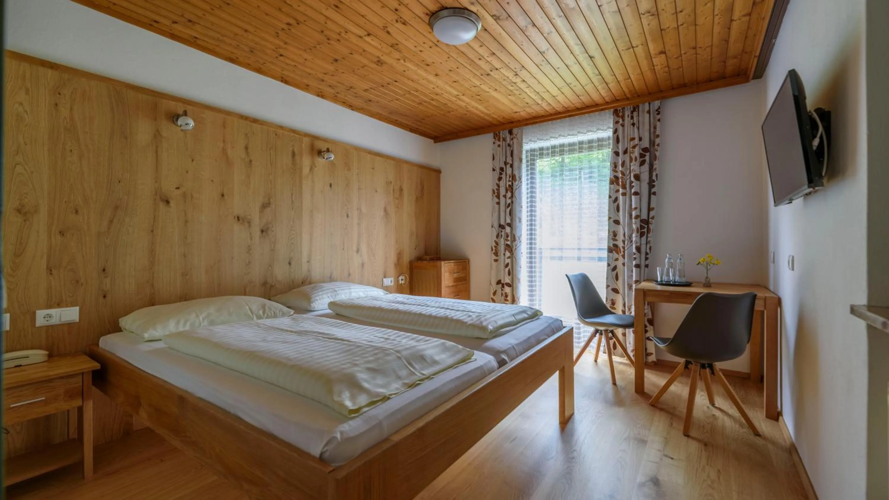 Photo of the whole room, Bed in Hotel Landhaus Ausswinkl
