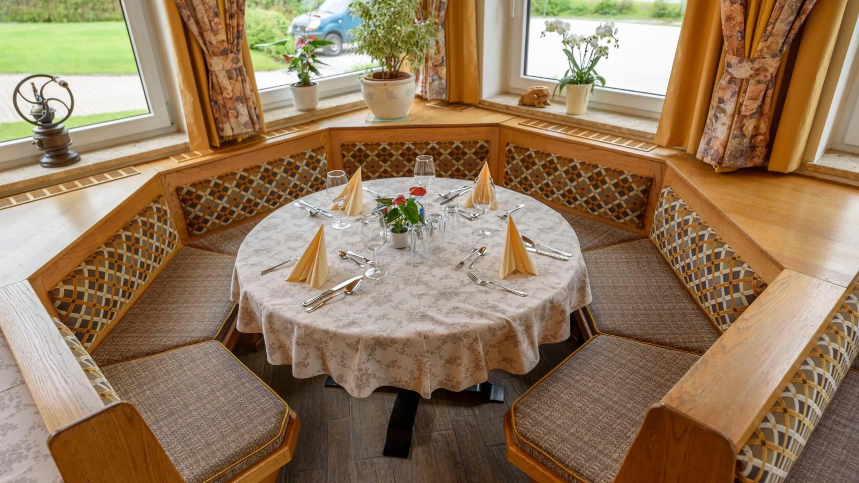 Restaurant/places to eat in Hotel Landhaus Ausswinkl