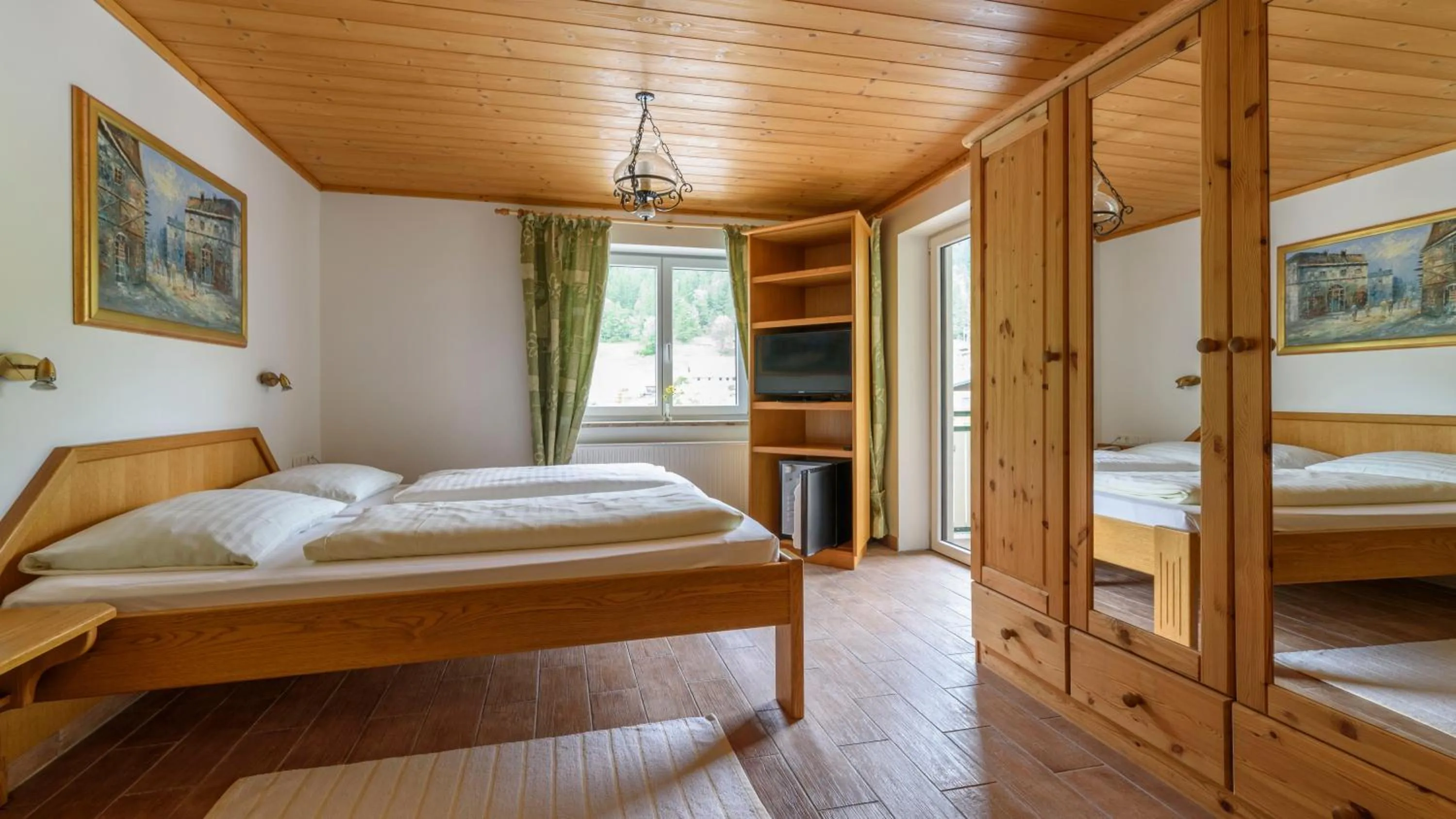 Photo of the whole room, Bed in Hotel Landhaus Ausswinkl