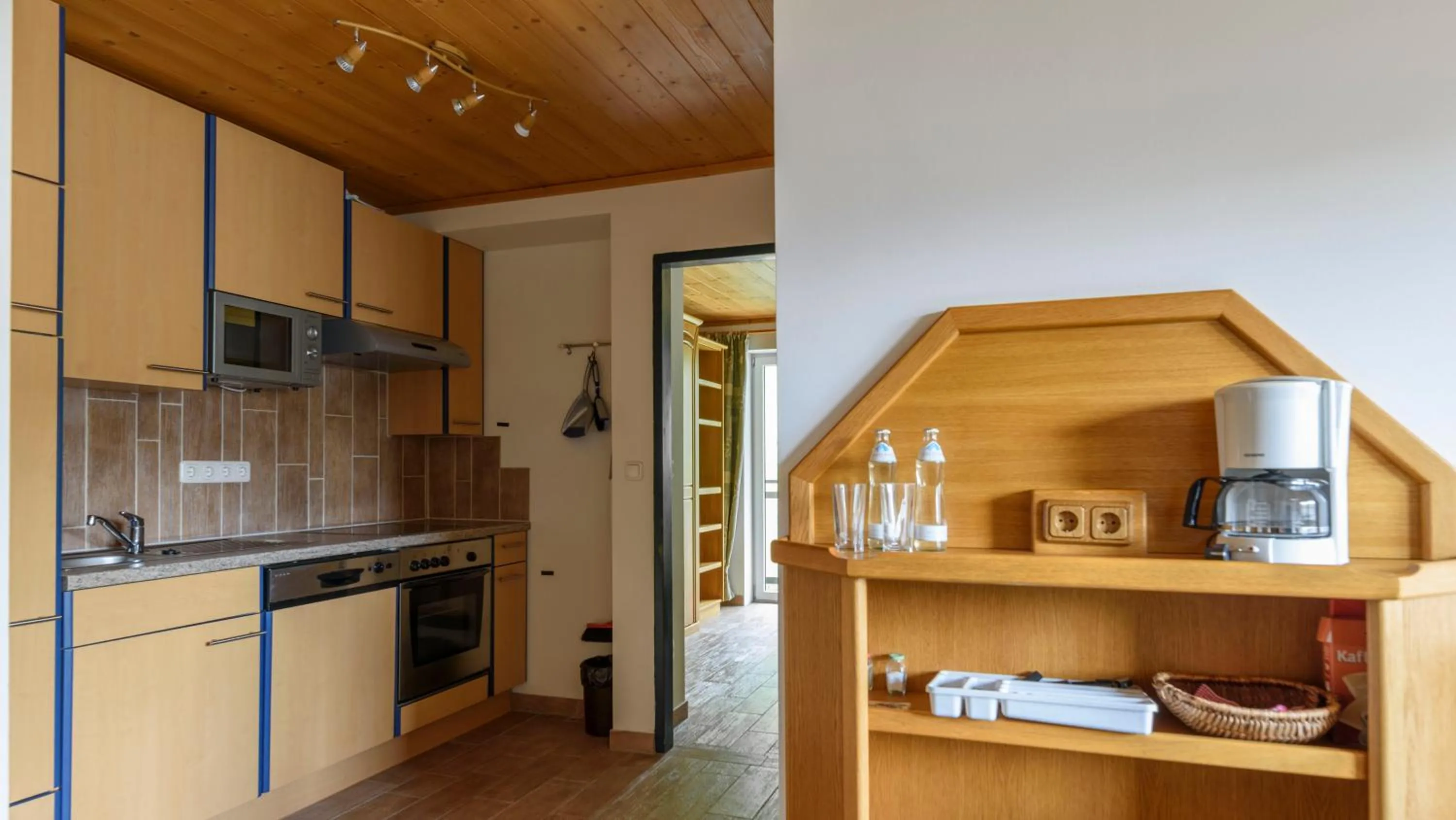 Communal kitchen in Hotel Landhaus Ausswinkl