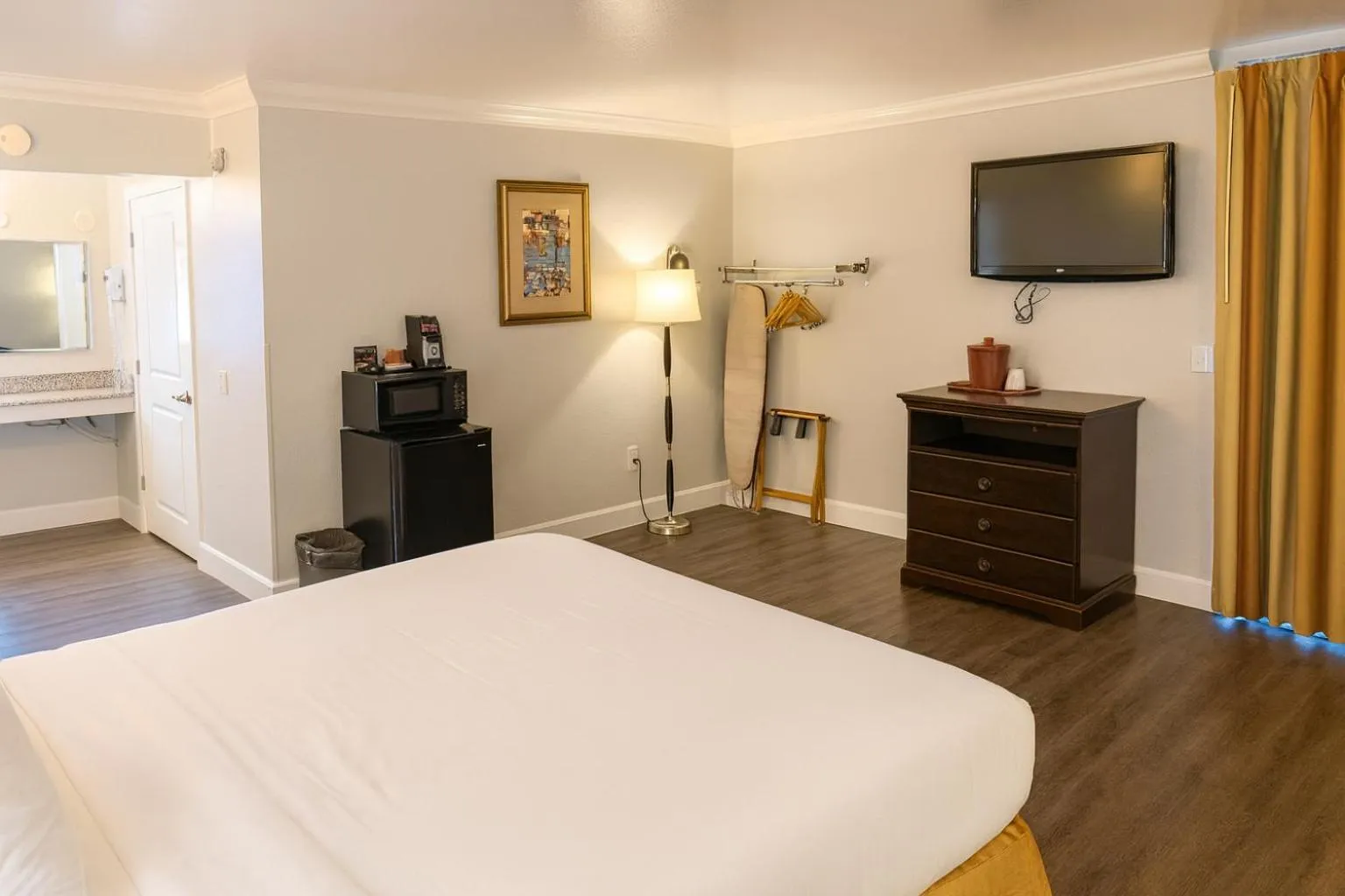 microwave, Bed in Stargazer Hotel