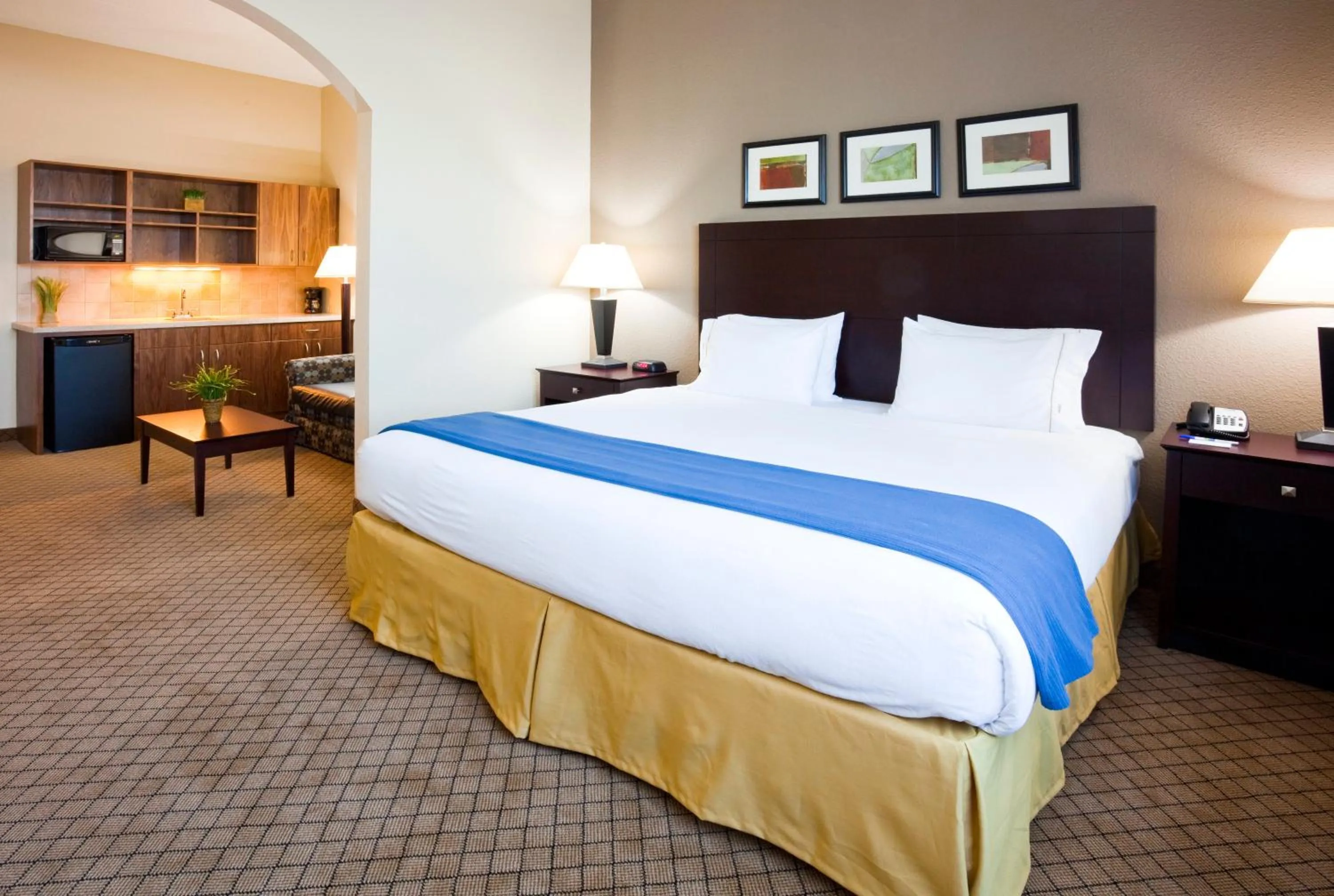 Bedroom, Bed in Holiday Inn Express Hotel & Suites Mankato East by IHG