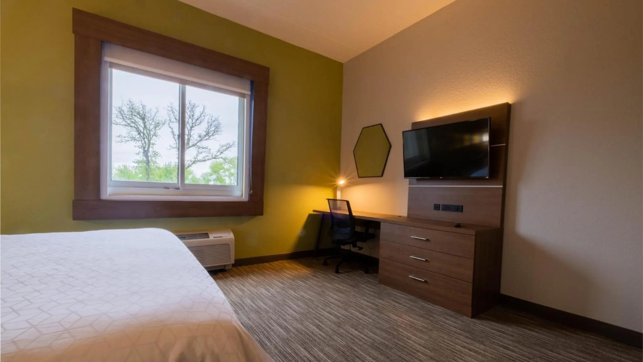 Bedroom, Bed in Holiday Inn Express Hotel & Suites Mankato East by IHG