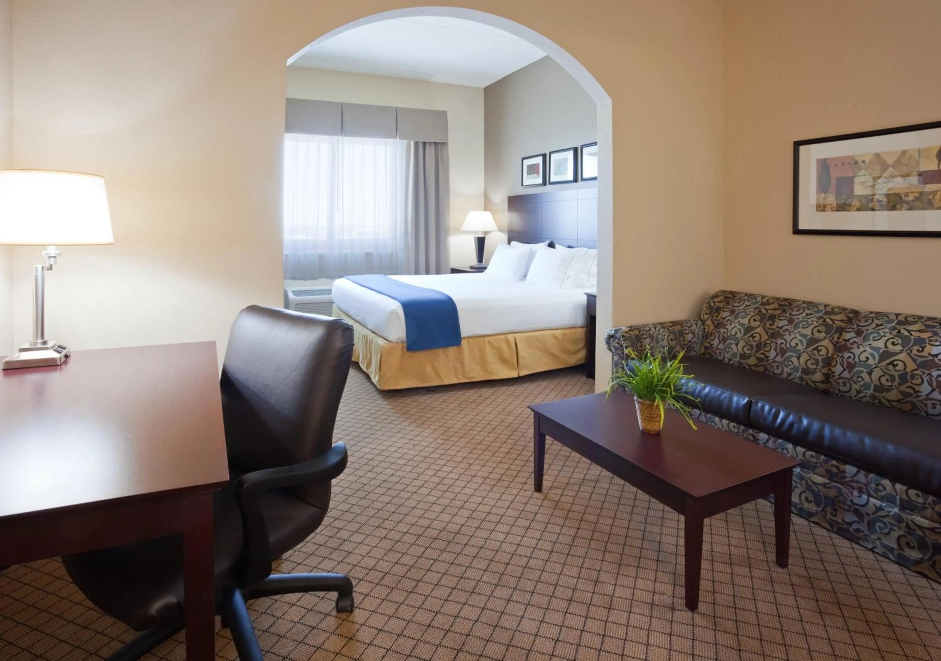Photo of the whole room, Bed in Holiday Inn Express Hotel & Suites Mankato East by IHG