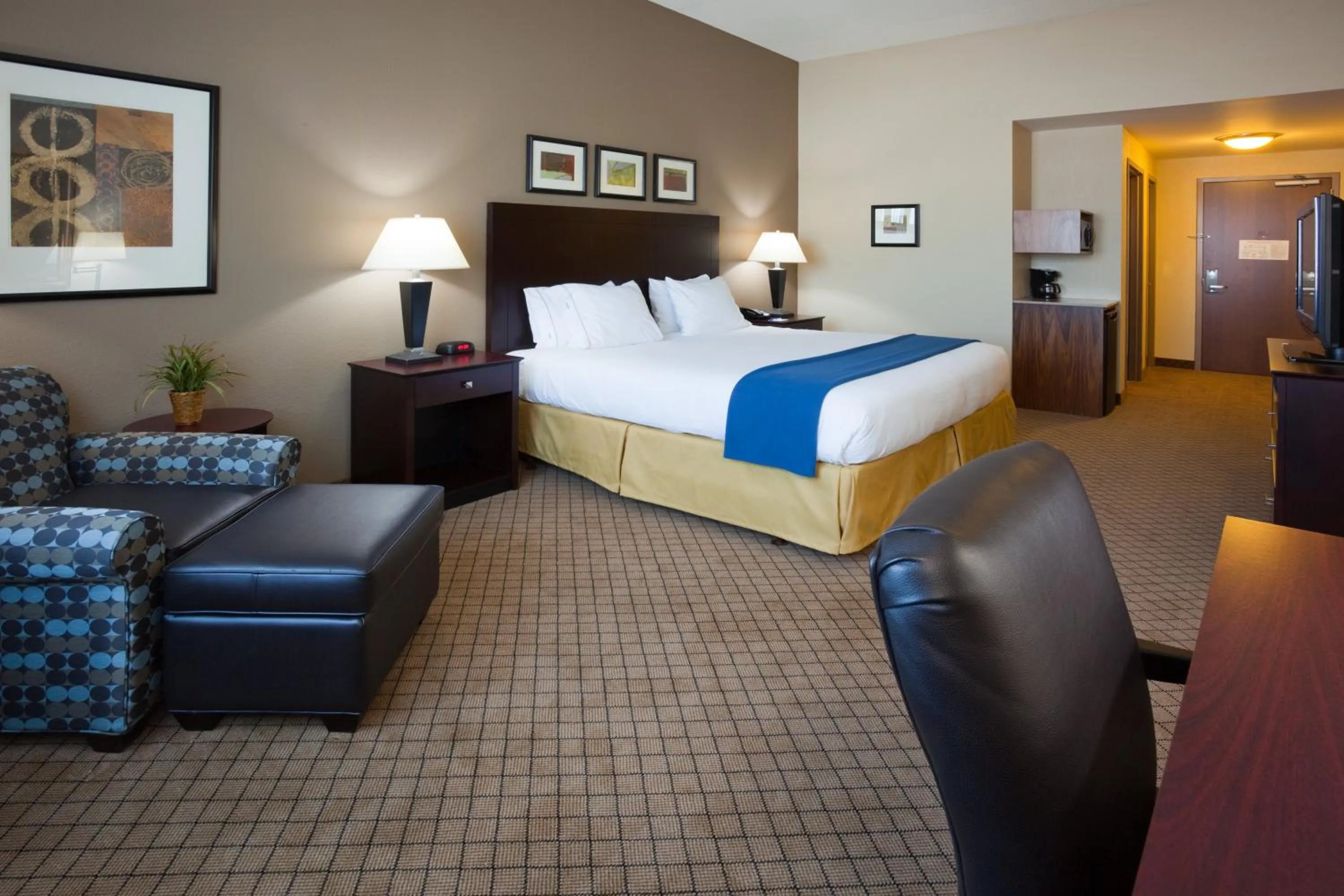 Photo of the whole room, Bed in Holiday Inn Express Hotel & Suites Mankato East by IHG