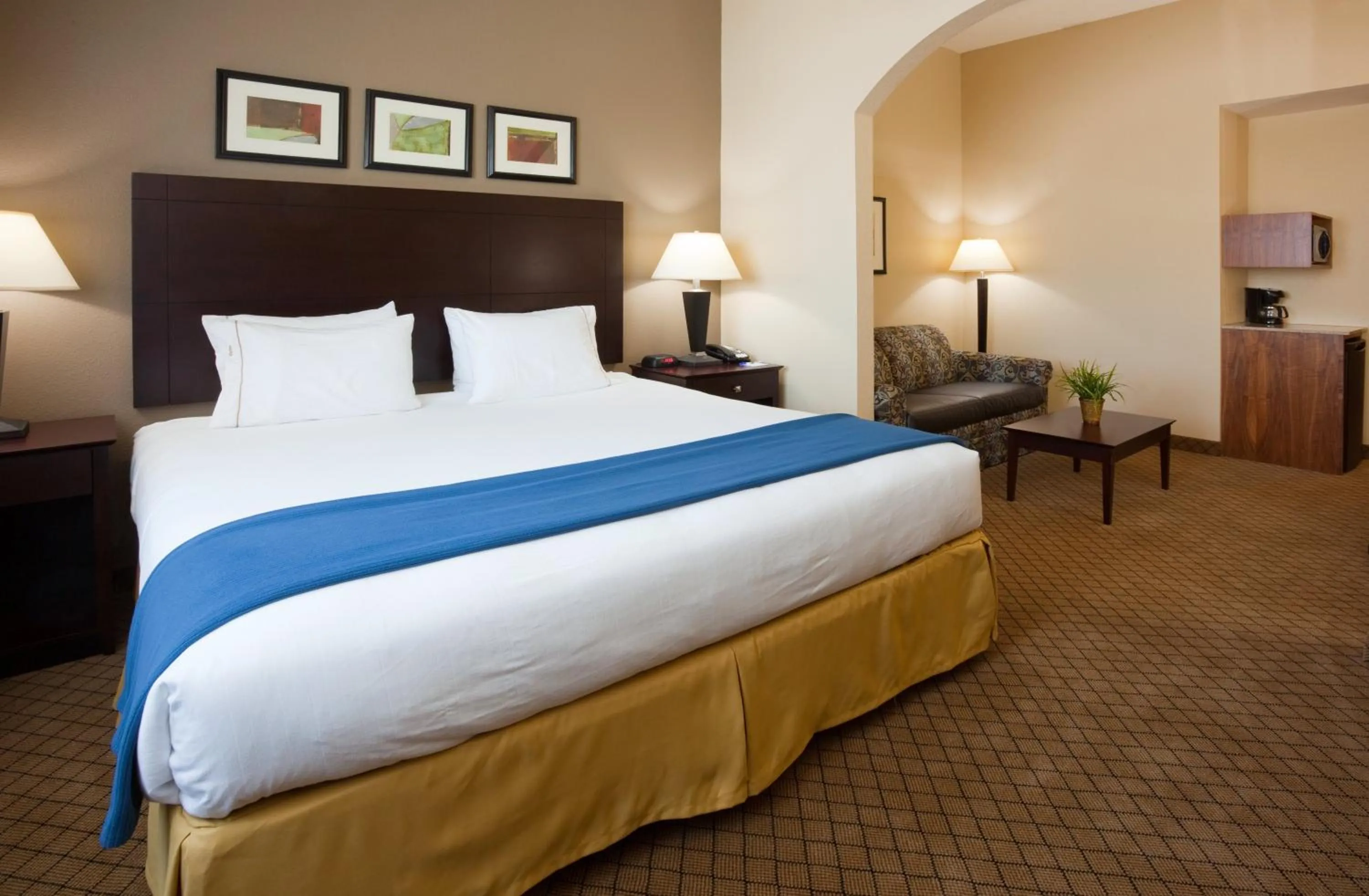 Photo of the whole room, Bed in Holiday Inn Express Hotel & Suites Mankato East by IHG