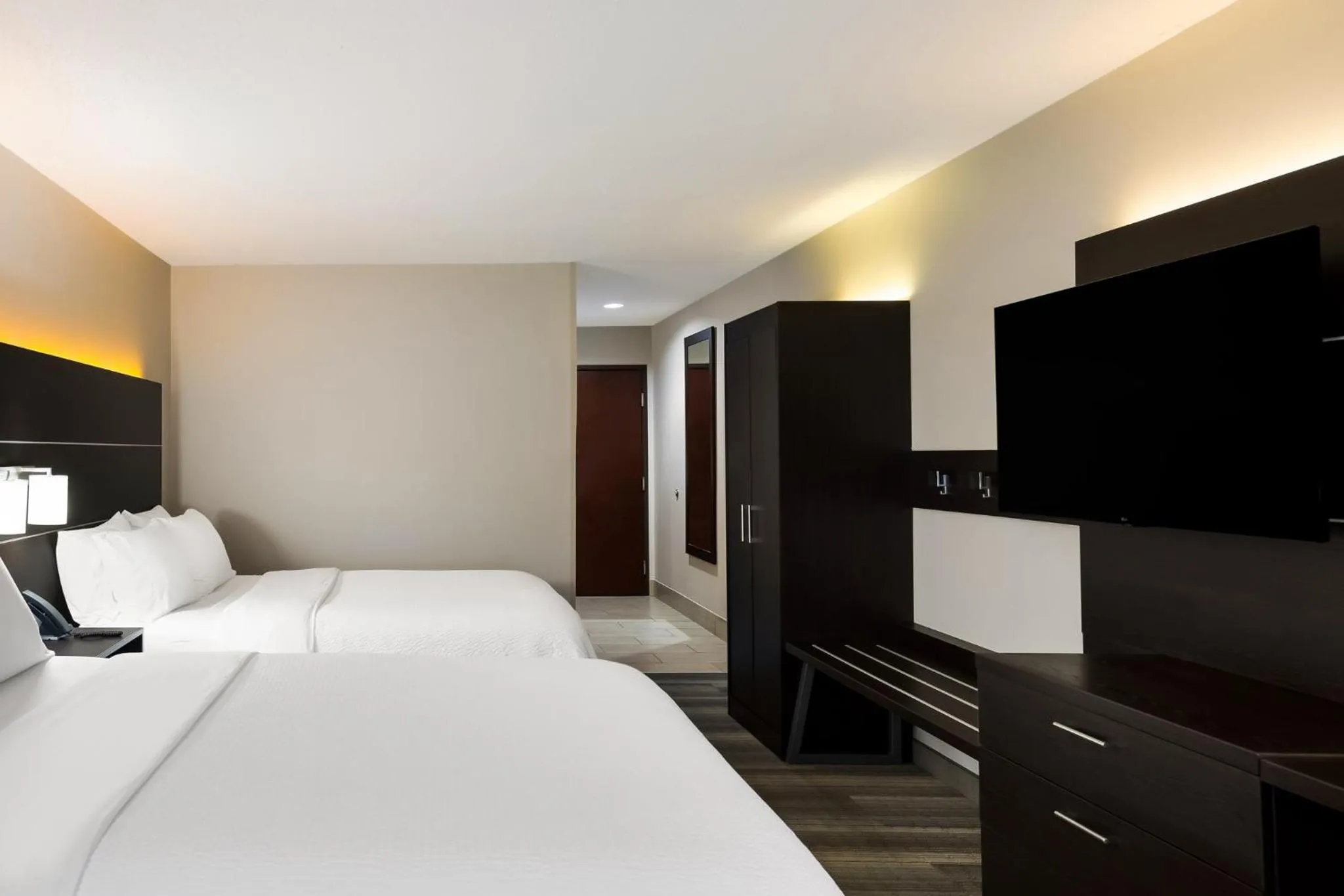 Photo of the whole room, Bed in Holiday Inn Express Hotel & Suites Newton Sparta by IHG