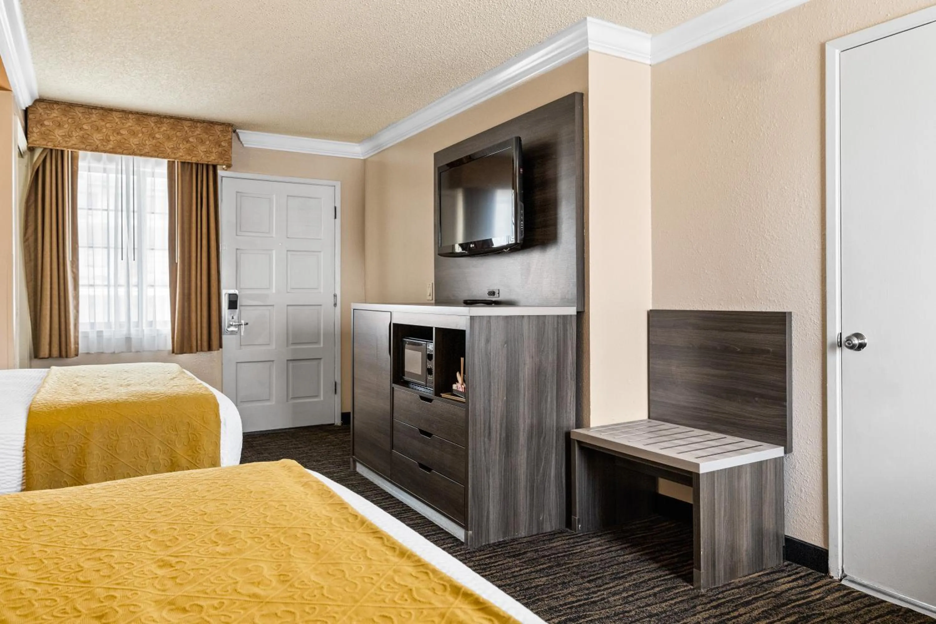 Bed in Arbor Inn Monterey