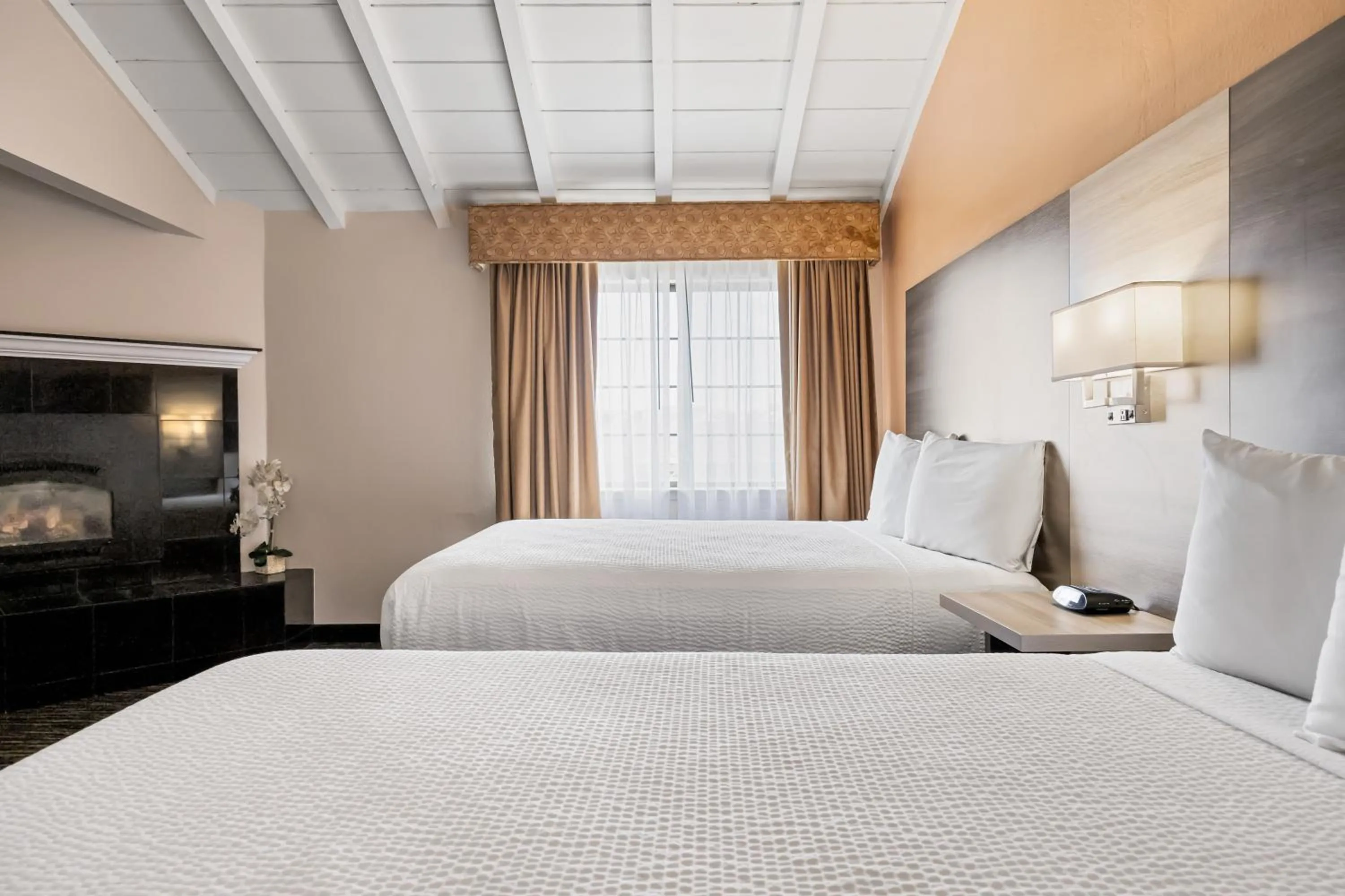 Bed in Arbor Inn Monterey