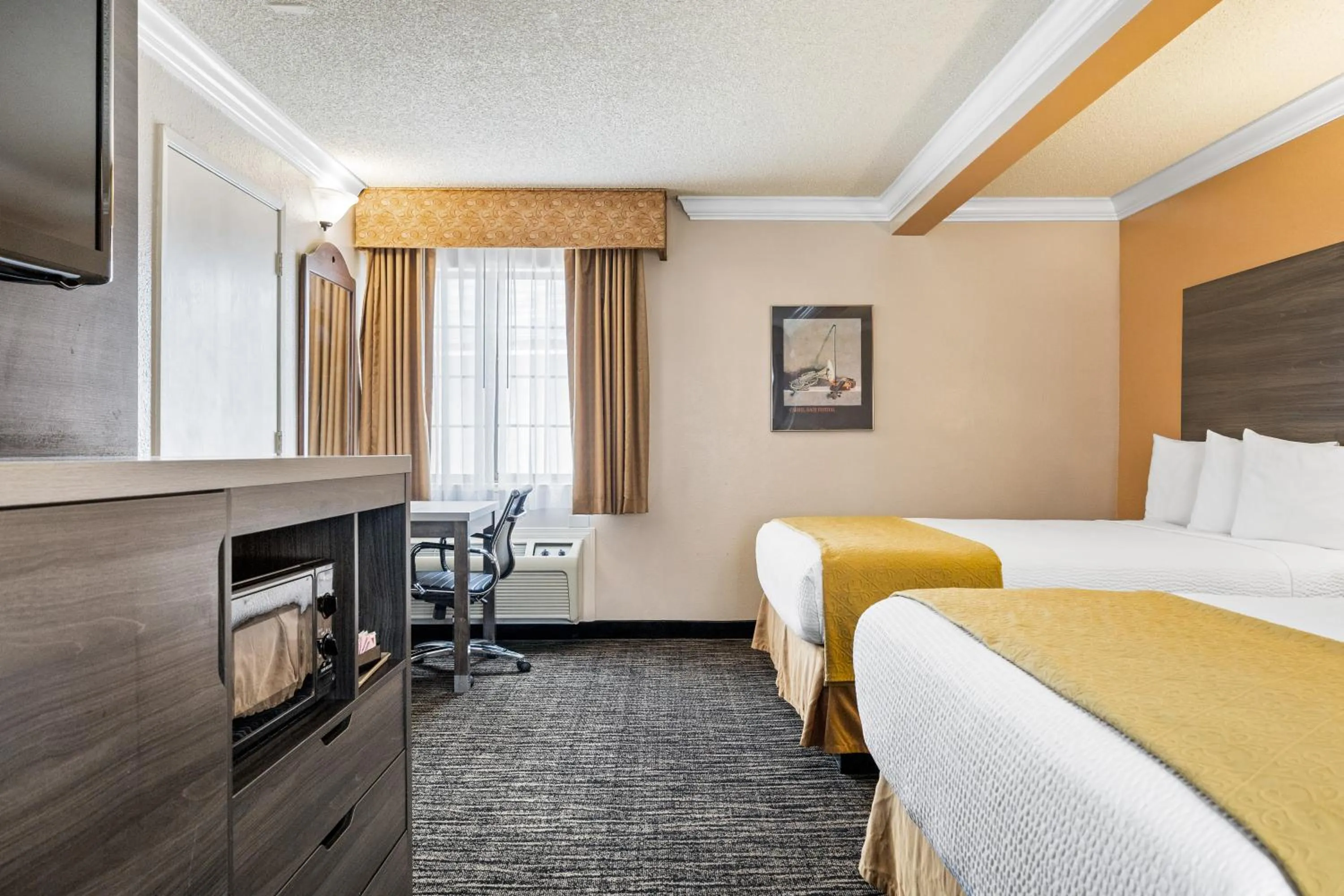 Bed in Arbor Inn Monterey