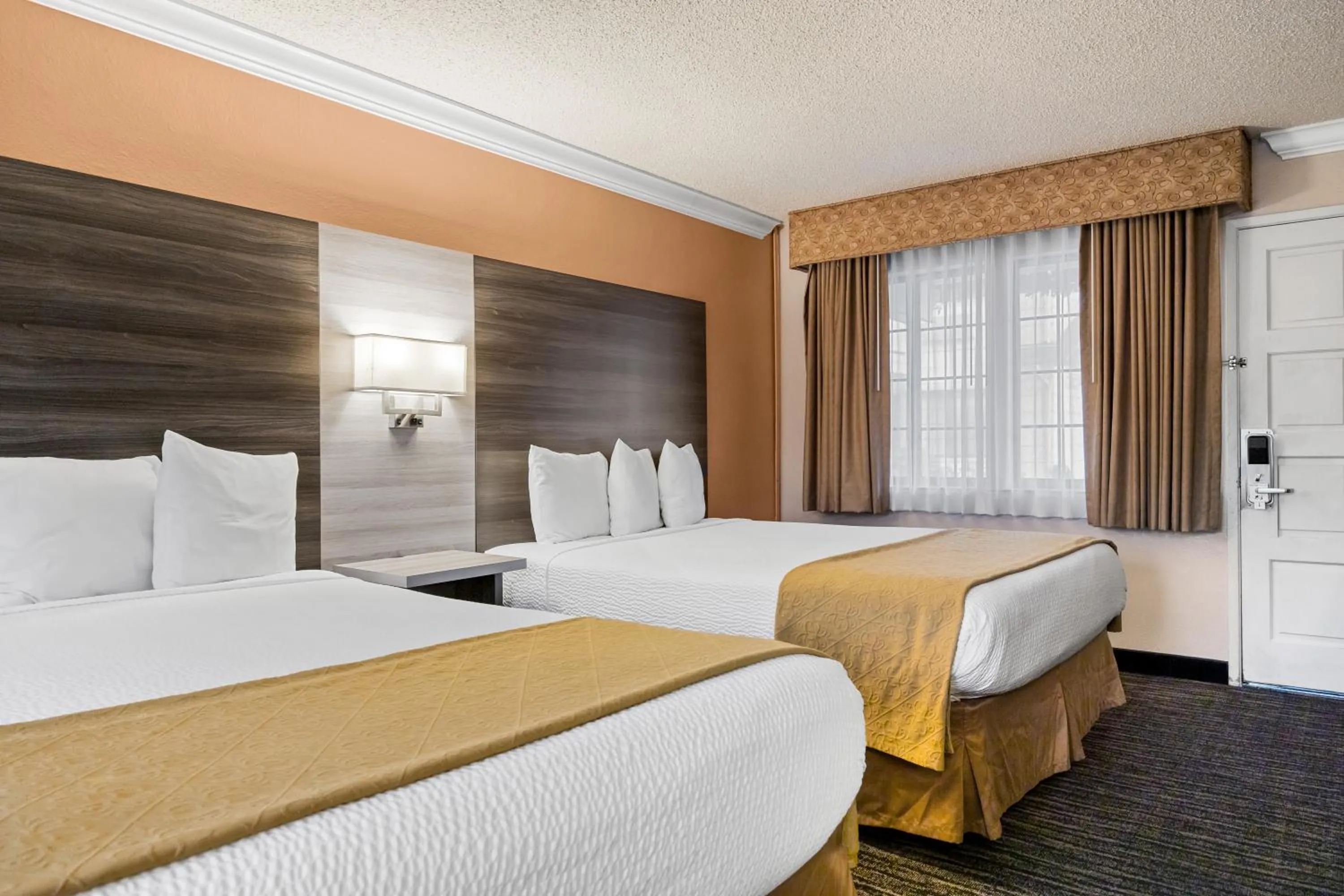 Bed in Arbor Inn Monterey