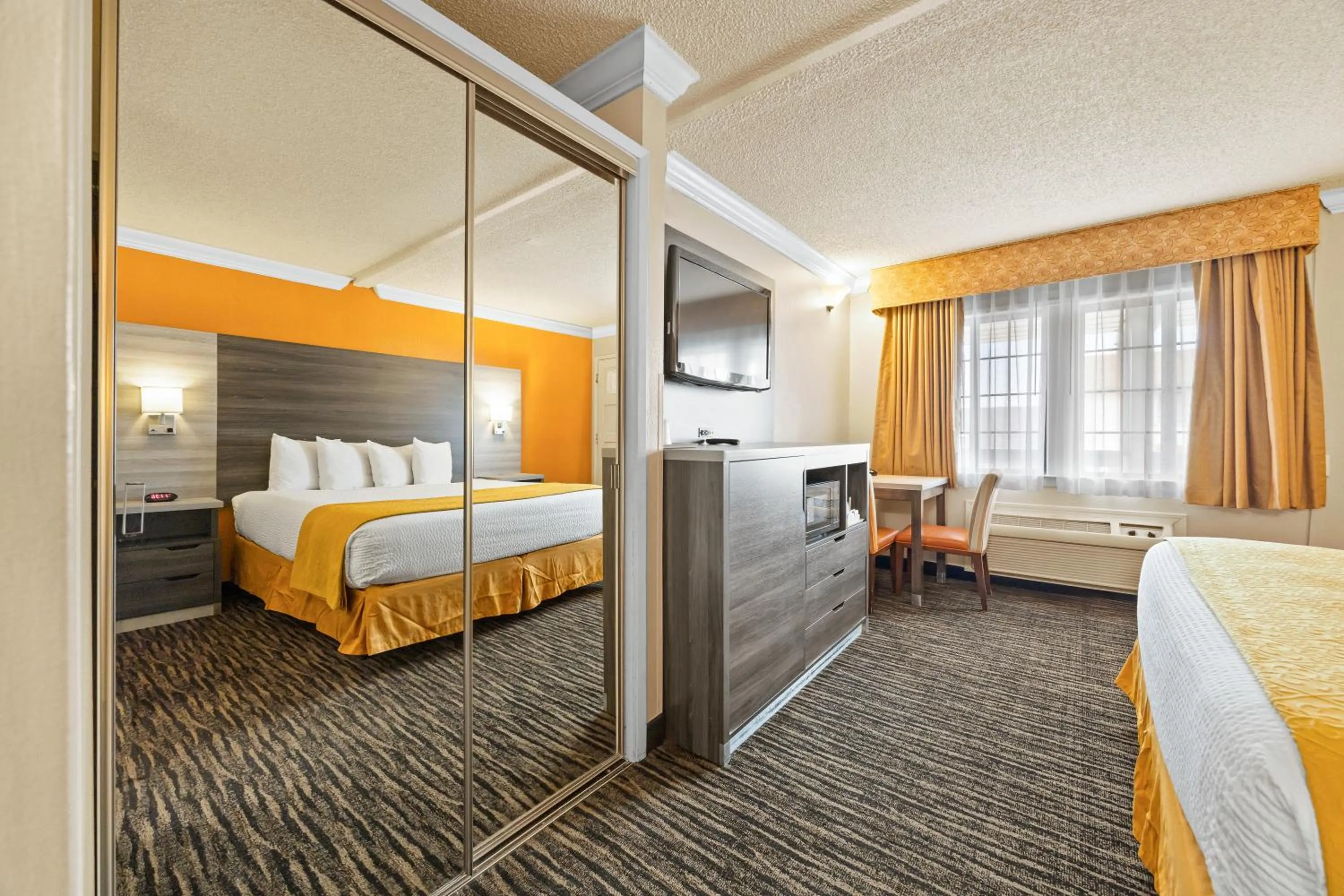 Bed in Arbor Inn Monterey