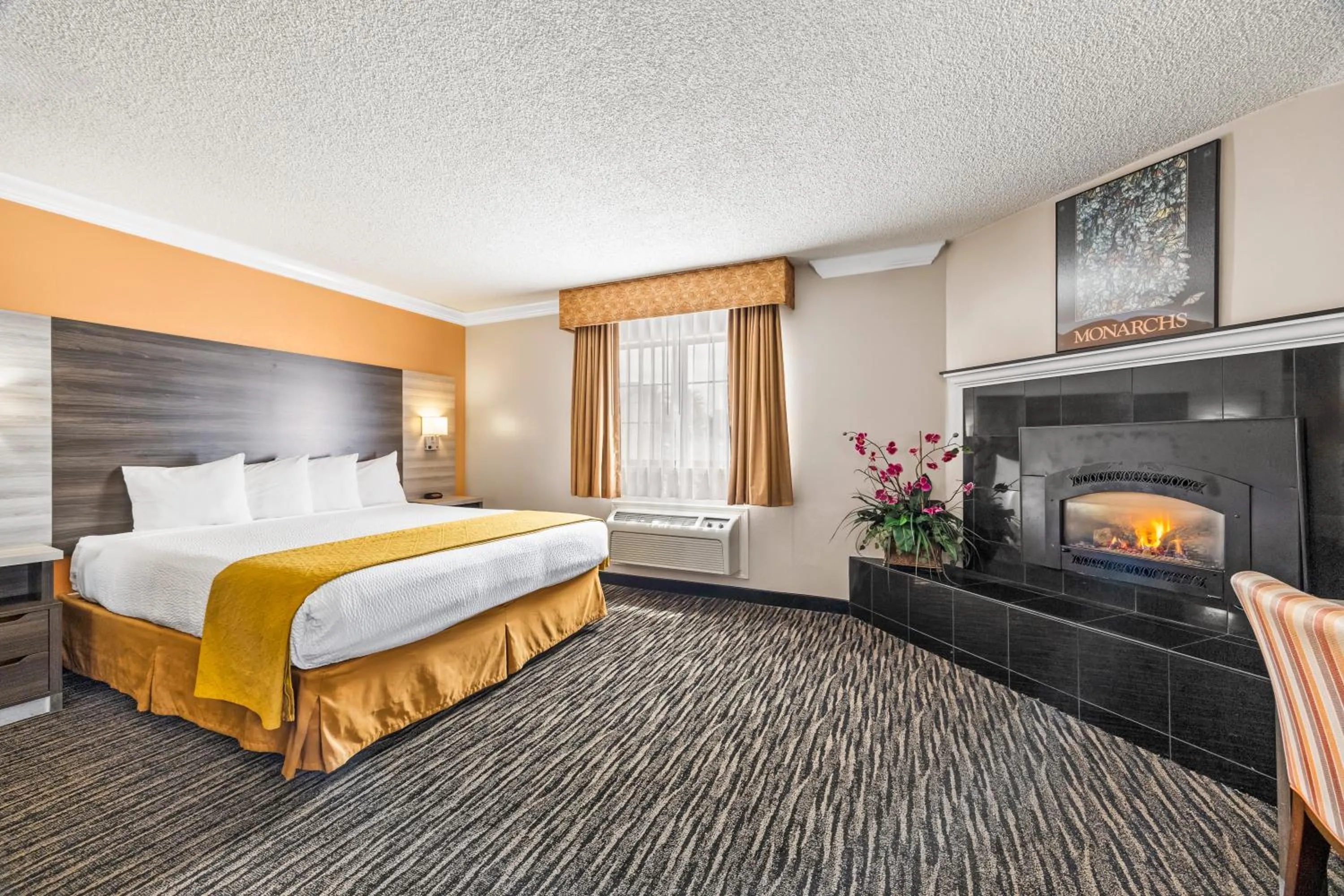 Bed in Arbor Inn Monterey