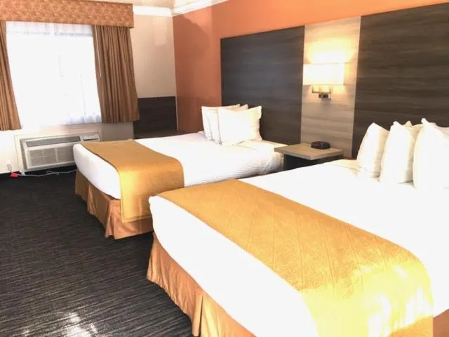 Bed in Arbor Inn Monterey