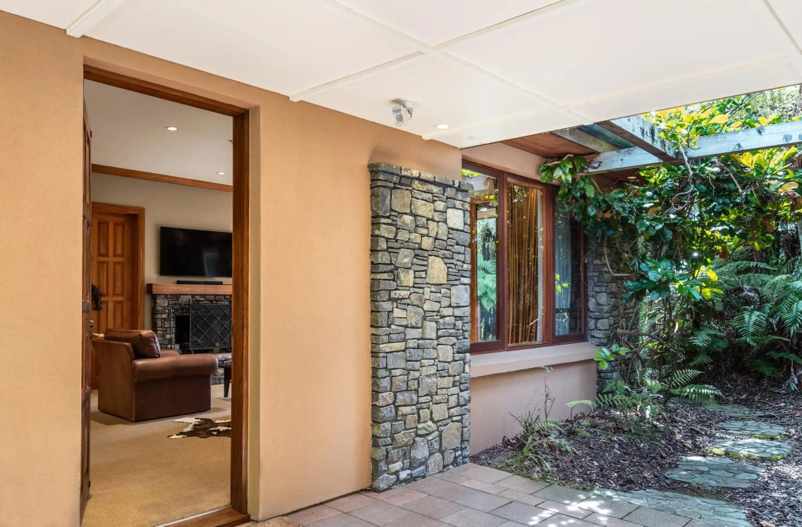 Street view in Treetops Lodge & Estate