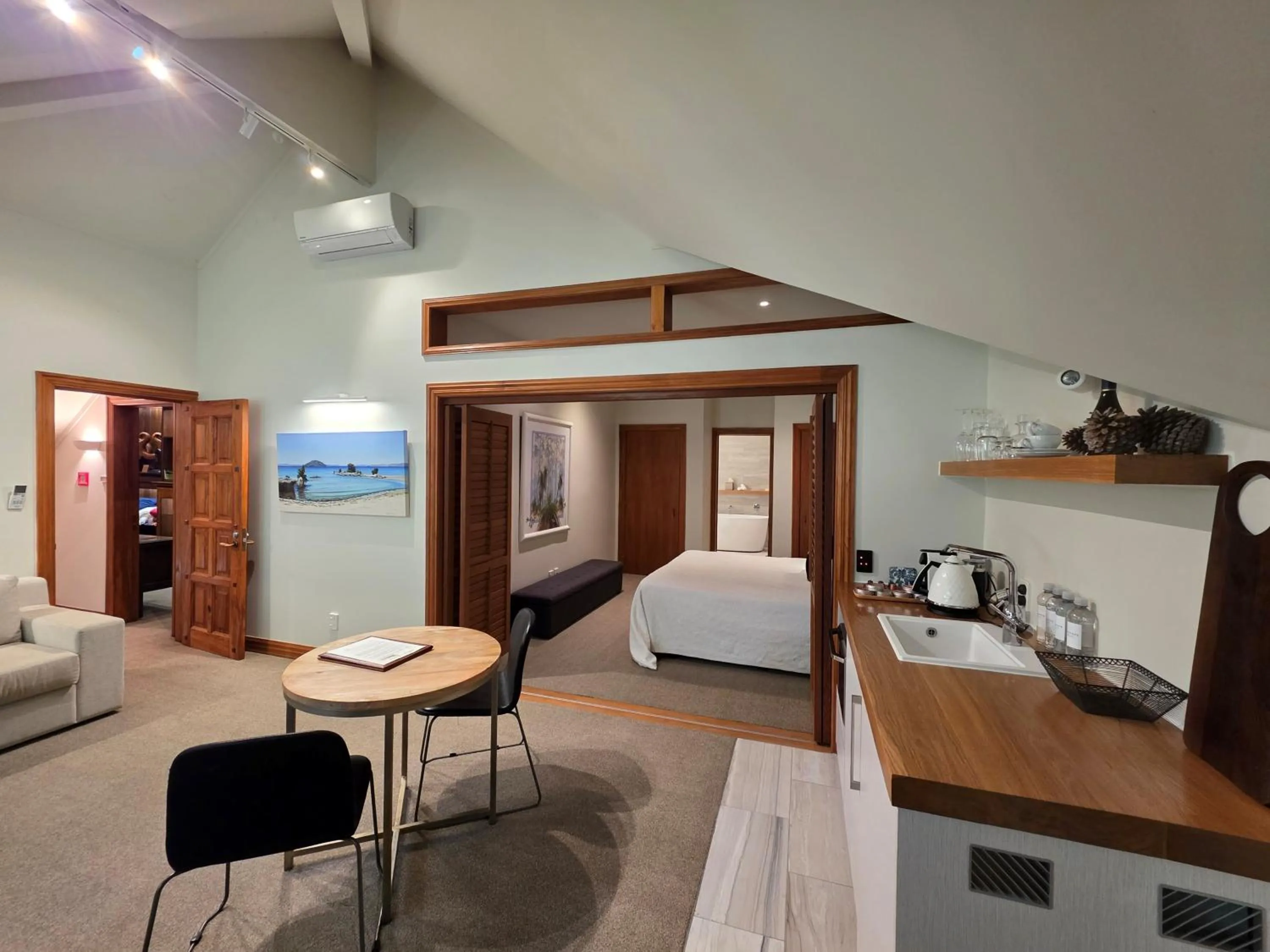 Kitchen or kitchenette, Bed in Treetops Lodge & Estate