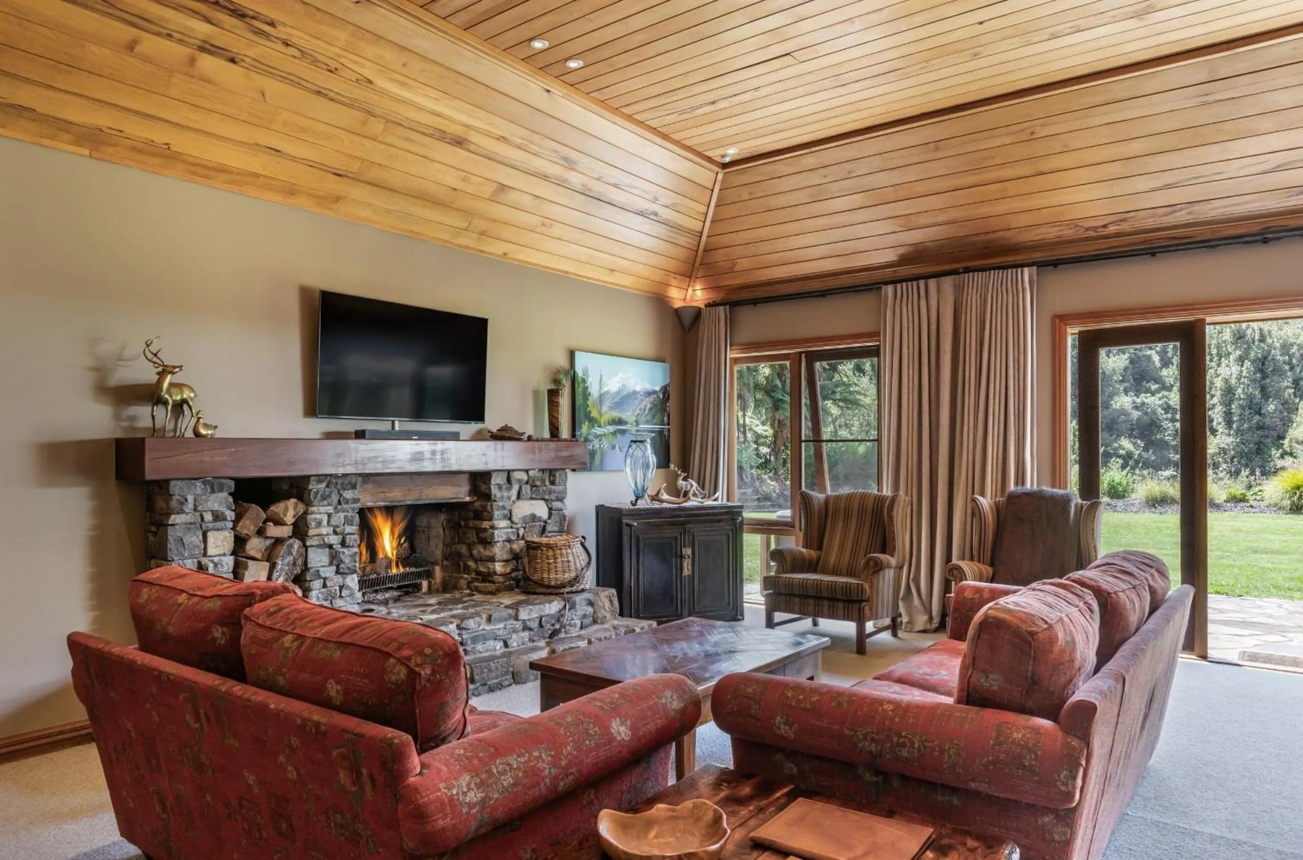 Communal lounge/ TV room in Treetops Lodge & Estate