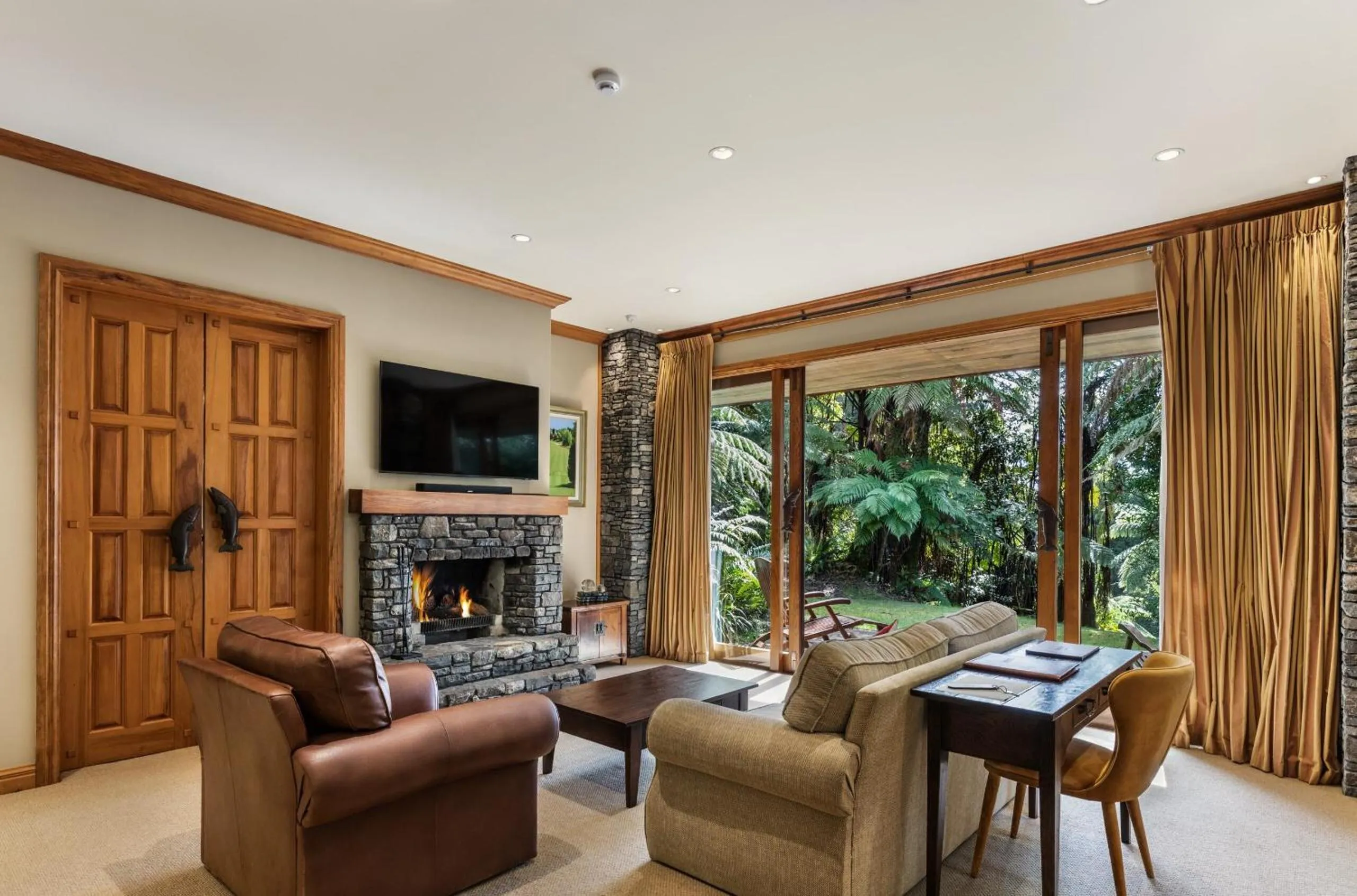 TV and multimedia in Treetops Lodge & Estate