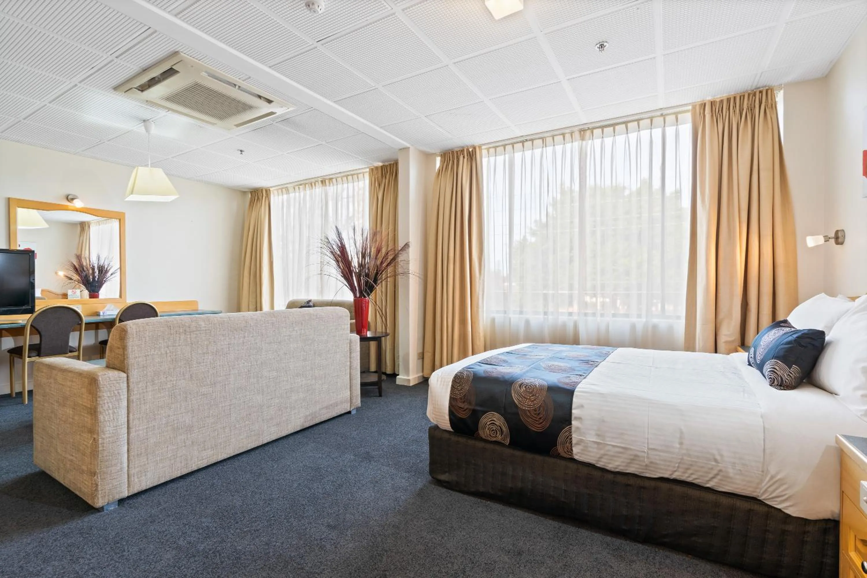 Bed in Adelaide International Motel